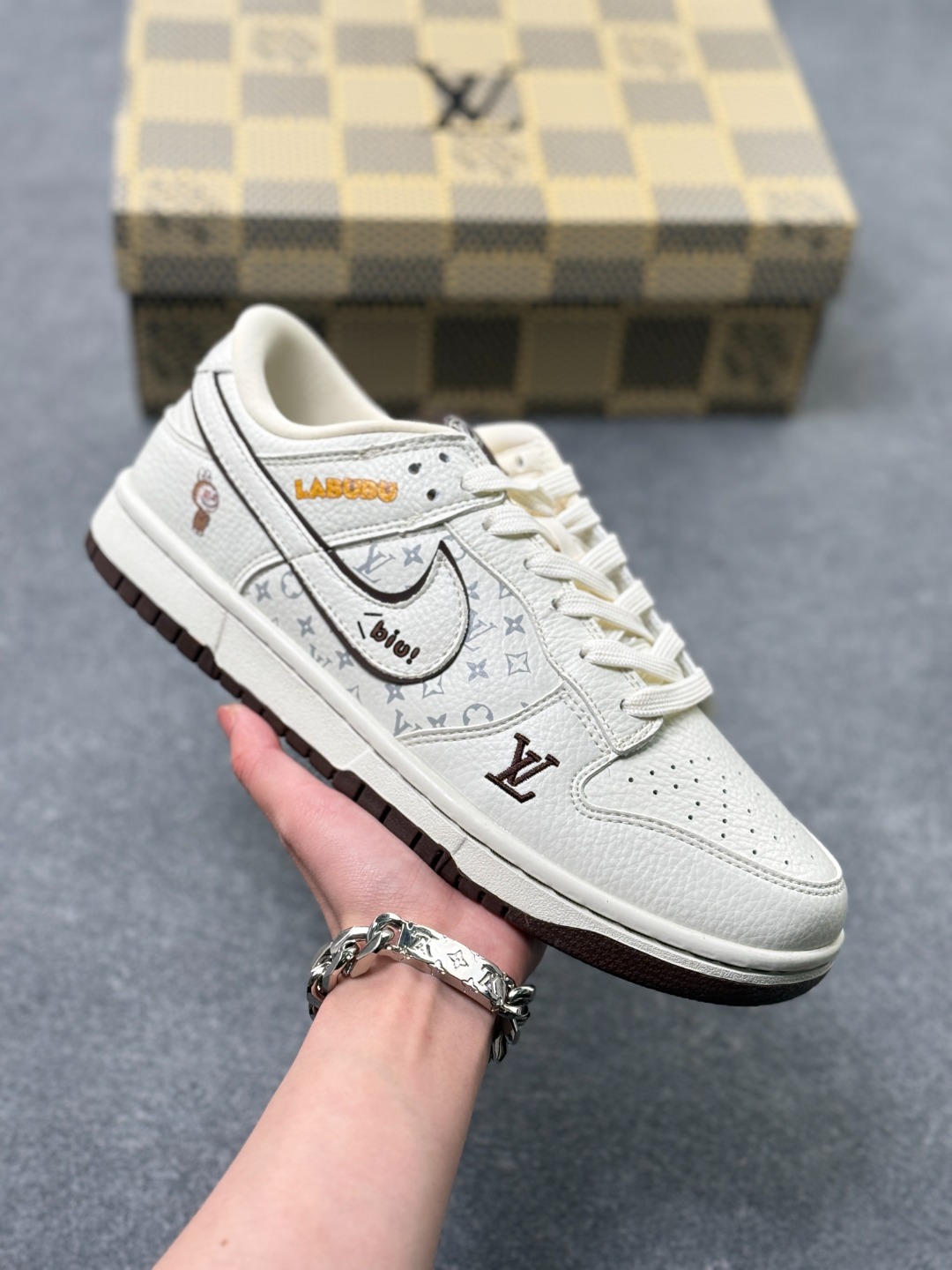 💰160
NIKE SB Dunk Low RETRO x Louis Vuitton x LABUBU LV拉布布联名-米白咖啡 纯原大厂出品 极力推荐原装头层材料 独家版型蒸餾加工 帶來的是更的视觉和脚感体验 大厂纯原品质出货 清洁度 电绣工艺  皮料切割干净无任何毛边 细节完美
货号：SC0601 456
尺码：36 36.5 37.5 38 38.5 39 40 40.5 41 42 42.5 43 44 44.5 45 x74