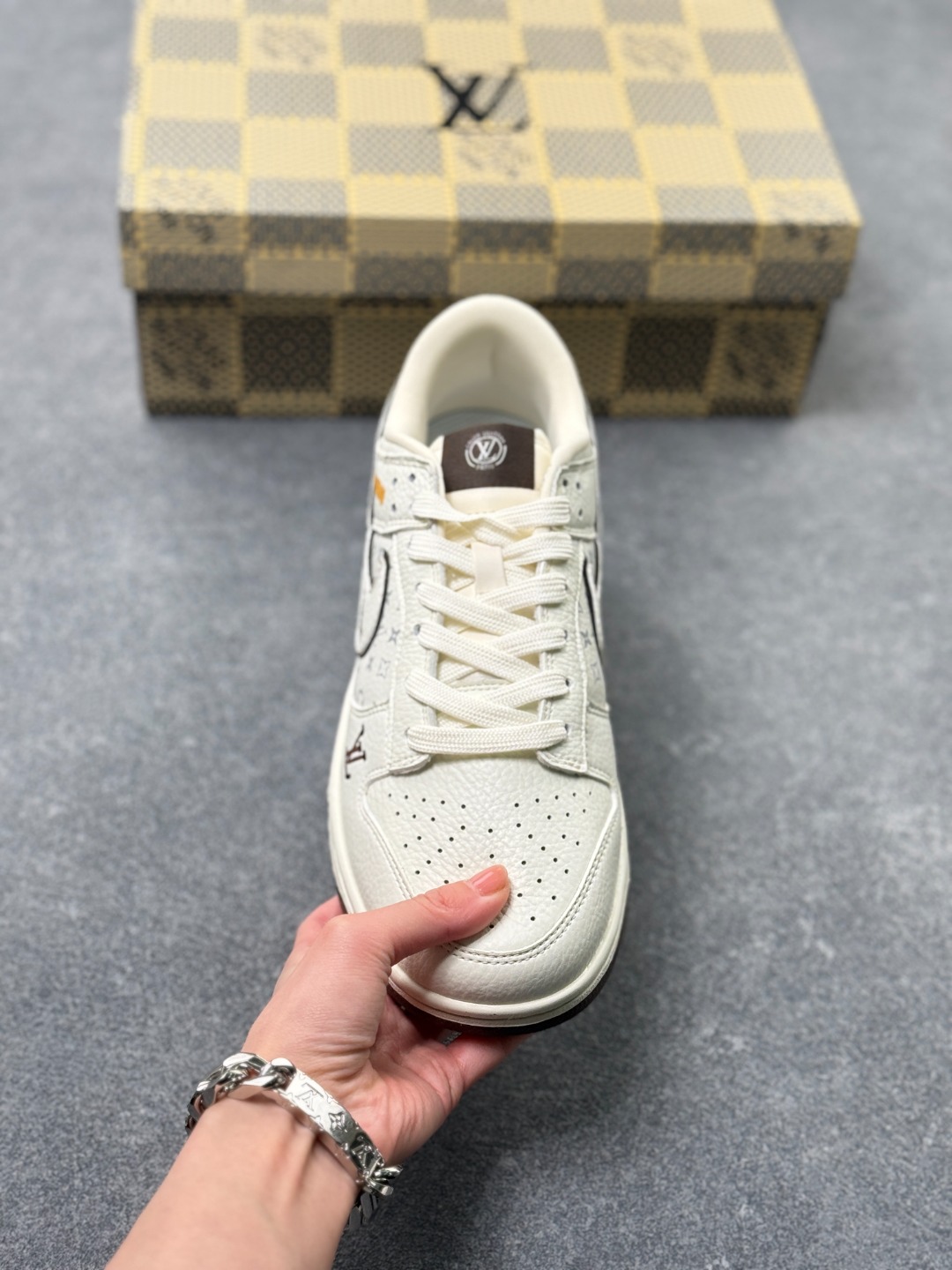 💰160
NIKE SB Dunk Low RETRO x Louis Vuitton x LABUBU LV拉布布联名-米白咖啡 纯原大厂出品 极力推荐原装头层材料 独家版型蒸餾加工 帶來的是更的视觉和脚感体验 大厂纯原品质出货 清洁度 电绣工艺  皮料切割干净无任何毛边 细节完美
货号：SC0601 456
尺码：36 36.5 37.5 38 38.5 39 40 40.5 41 42 42.5 43 44 44.5 45 x74