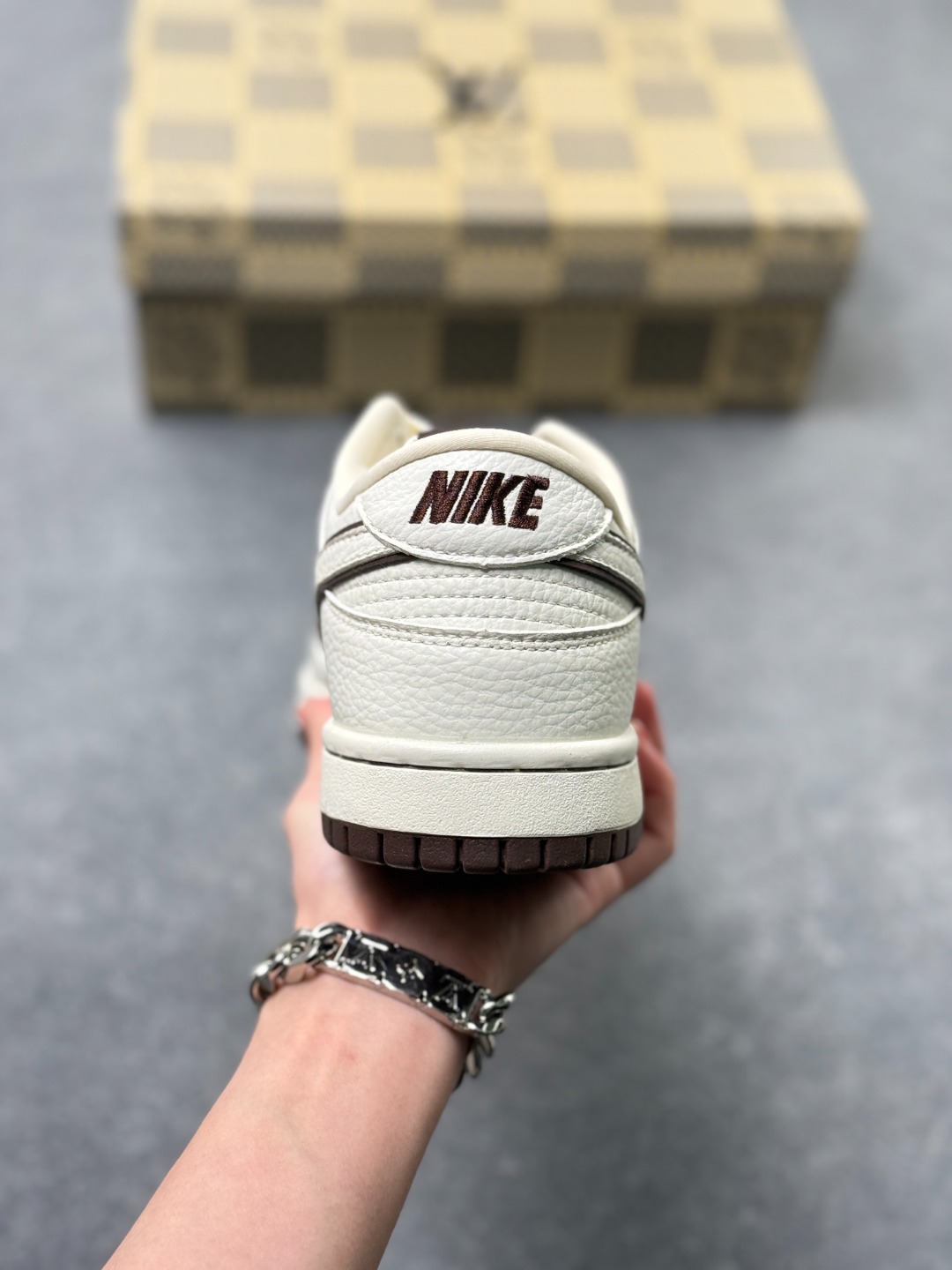 💰160
NIKE SB Dunk Low RETRO x Louis Vuitton x LABUBU LV拉布布联名-米白咖啡 纯原大厂出品 极力推荐原装头层材料 独家版型蒸餾加工 帶來的是更的视觉和脚感体验 大厂纯原品质出货 清洁度 电绣工艺  皮料切割干净无任何毛边 细节完美
货号：SC0601 456
尺码：36 36.5 37.5 38 38.5 39 40 40.5 41 42 42.5 43 44 44.5 45 x74