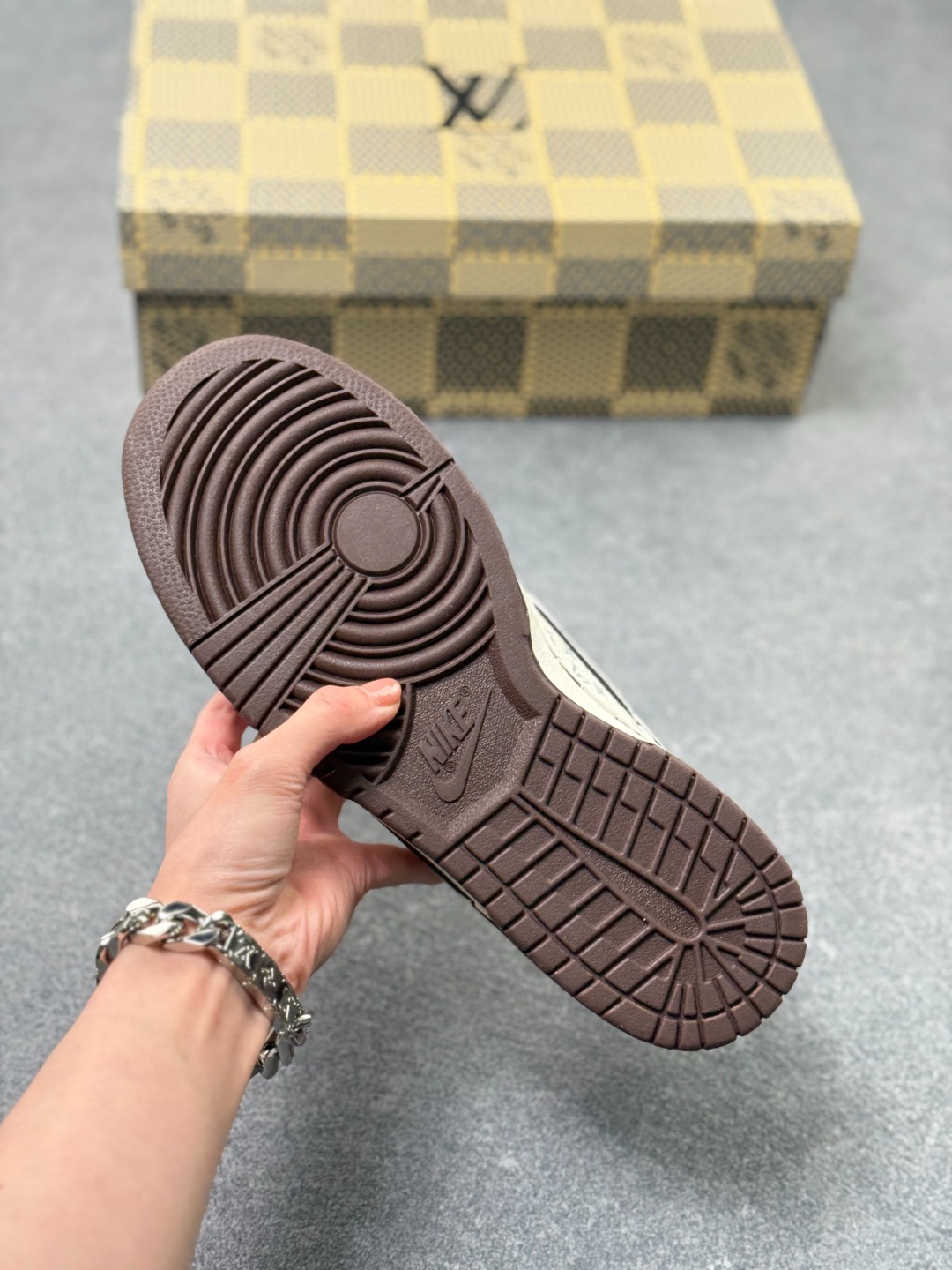 💰160
NIKE SB Dunk Low RETRO x Louis Vuitton x LABUBU LV拉布布联名-米白咖啡 纯原大厂出品 极力推荐原装头层材料 独家版型蒸餾加工 帶來的是更的视觉和脚感体验 大厂纯原品质出货 清洁度 电绣工艺  皮料切割干净无任何毛边 细节完美
货号：SC0601 456
尺码：36 36.5 37.5 38 38.5 39 40 40.5 41 42 42.5 43 44 44.5 45 x74