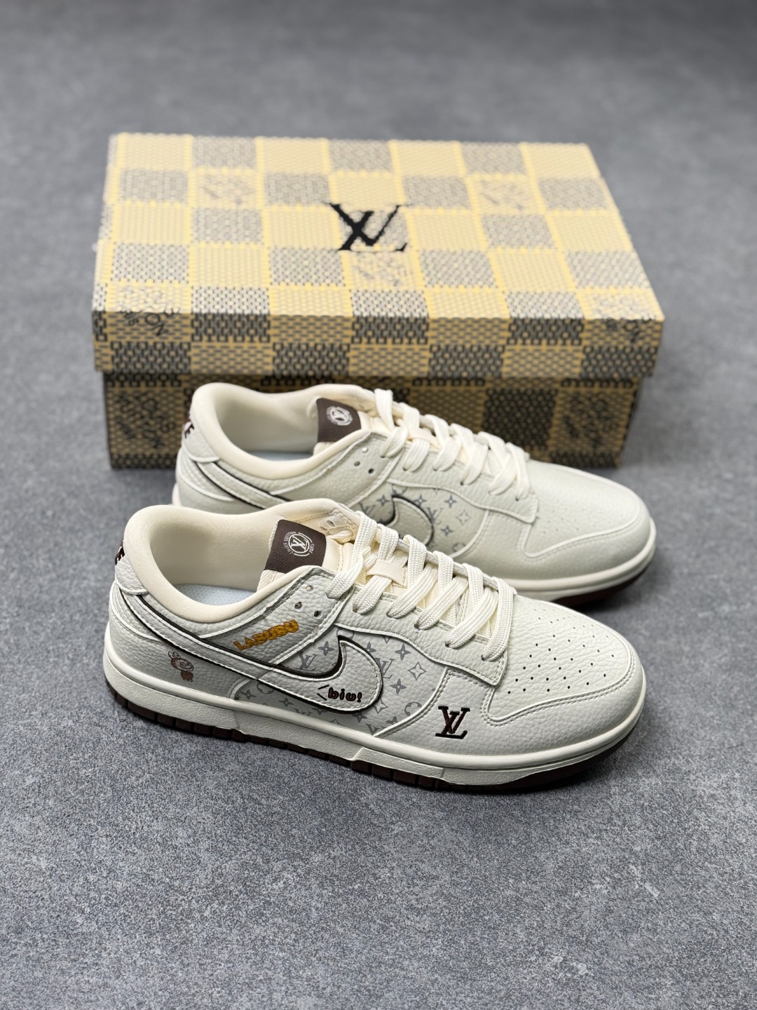 💰160
NIKE SB Dunk Low RETRO x Louis Vuitton x LABUBU LV拉布布联名-米白咖啡 纯原大厂出品 极力推荐原装头层材料 独家版型蒸餾加工 帶來的是更的视觉和脚感体验 大厂纯原品质出货 清洁度 电绣工艺  皮料切割干净无任何毛边 细节完美
货号：SC0601 456
尺码：36 36.5 37.5 38 38.5 39 40 40.5 41 42 42.5 43 44 44.5 45 x74