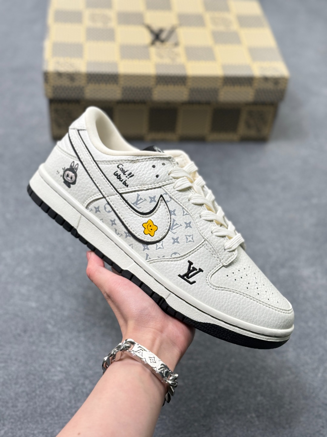 Nike SB Dunk Low LV拉布布 三方联名 白碳黑 高端定制 低帮休闲板鞋 SC0601-455 #定制鞋盒 大厂纯原品质出货 夜光效果 超高清洁度 皮料切割干净无任何毛边 细节完美 x74