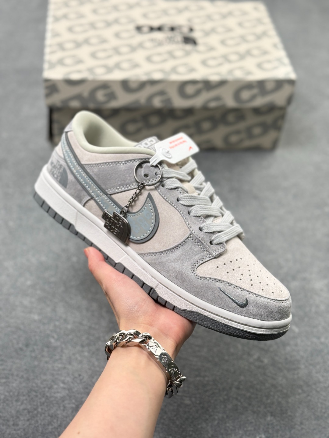 终端特价🉐️福利套现 💰115
Nk Dunk Low 北面CDG联名-灰 三方联名 SB低帮休闲板鞋
#美国著名户外品牌与日本东京设计师川久保玲CDG联合打造街头滑板鞋，有北面雪山简约的风格，还有CDG日系的元素，可谓中西结合。整双鞋子采用头层猪八革，耐克✓上印压反光CDG的LOGO,鞋底中部加入了脚感柔软舒适ZoomAir气垫，有效吸收滑雪等极限运动在落地时带来的冲击力，为街头运动者们提供更的保护(附带北面LOGO纪念挂饰一枚)
货号 ：FC1688-181
Size ：36 36.5 37.5 38 38.5 39 40 40.5 41 42 42.5 43 44 44.5 45 x52