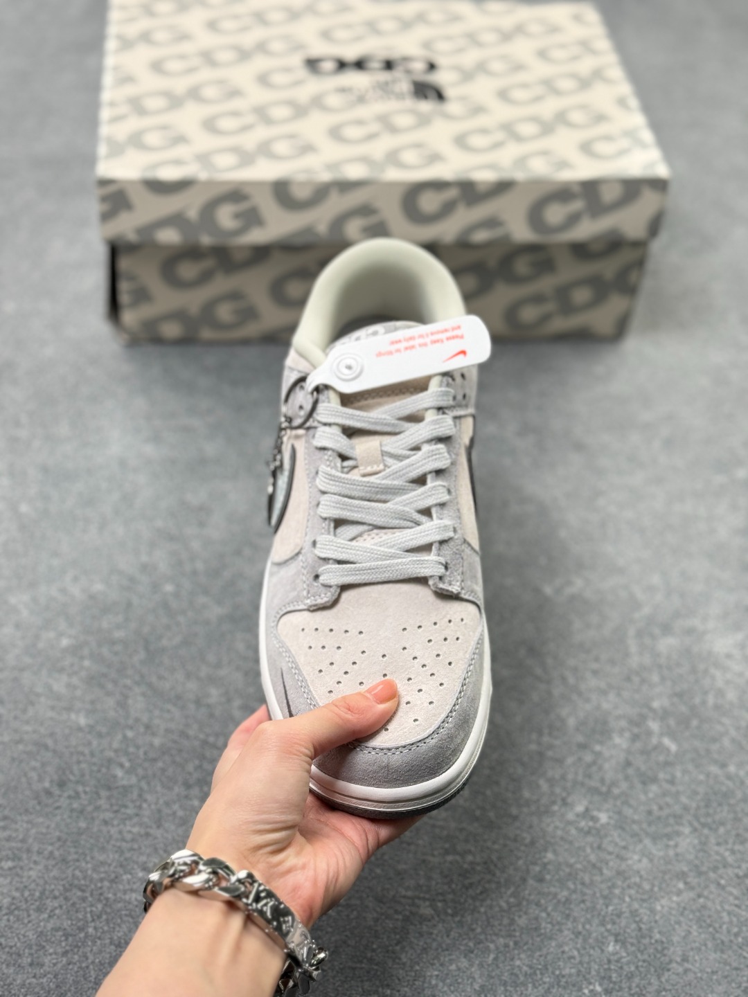 终端特价🉐️福利套现 💰115
Nk Dunk Low 北面CDG联名-灰 三方联名 SB低帮休闲板鞋
#美国著名户外品牌与日本东京设计师川久保玲CDG联合打造街头滑板鞋，有北面雪山简约的风格，还有CDG日系的元素，可谓中西结合。整双鞋子采用头层猪八革，耐克✓上印压反光CDG的LOGO,鞋底中部加入了脚感柔软舒适ZoomAir气垫，有效吸收滑雪等极限运动在落地时带来的冲击力，为街头运动者们提供更的保护(附带北面LOGO纪念挂饰一枚)
货号 ：FC1688-181
Size ：36 36.5 37.5 38 38.5 39 40 40.5 41 42 42.5 43 44 44.5 45 x52