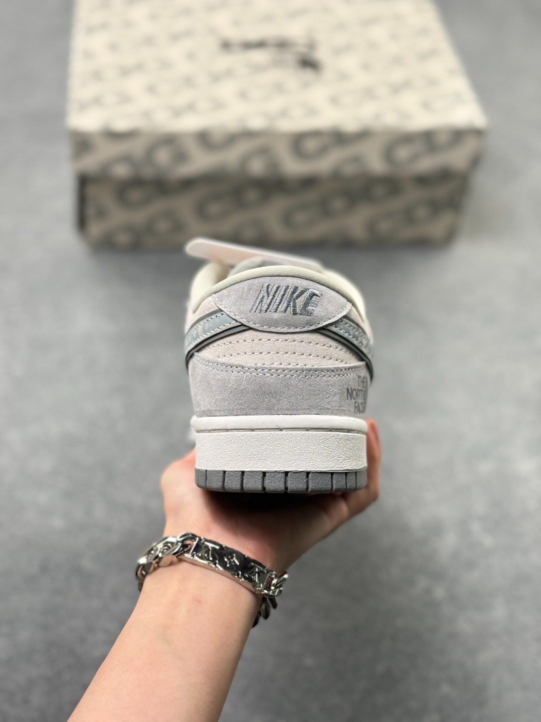 终端特价🉐️福利套现 💰115
Nk Dunk Low 北面CDG联名-灰 三方联名 SB低帮休闲板鞋
#美国著名户外品牌与日本东京设计师川久保玲CDG联合打造街头滑板鞋，有北面雪山简约的风格，还有CDG日系的元素，可谓中西结合。整双鞋子采用头层猪八革，耐克✓上印压反光CDG的LOGO,鞋底中部加入了脚感柔软舒适ZoomAir气垫，有效吸收滑雪等极限运动在落地时带来的冲击力，为街头运动者们提供更的保护(附带北面LOGO纪念挂饰一枚)
货号 ：FC1688-181
Size ：36 36.5 37.5 38 38.5 39 40 40.5 41 42 42.5 43 44 44.5 45 x52