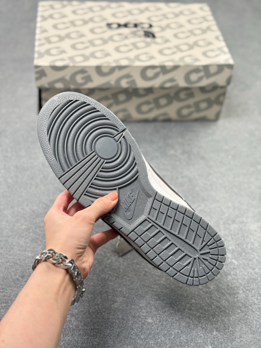 终端特价🉐️福利套现 💰115
Nk Dunk Low 北面CDG联名-灰 三方联名 SB低帮休闲板鞋
#美国著名户外品牌与日本东京设计师川久保玲CDG联合打造街头滑板鞋，有北面雪山简约的风格，还有CDG日系的元素，可谓中西结合。整双鞋子采用头层猪八革，耐克✓上印压反光CDG的LOGO,鞋底中部加入了脚感柔软舒适ZoomAir气垫，有效吸收滑雪等极限运动在落地时带来的冲击力，为街头运动者们提供更的保护(附带北面LOGO纪念挂饰一枚)
货号 ：FC1688-181
Size ：36 36.5 37.5 38 38.5 39 40 40.5 41 42 42.5 43 44 44.5 45 x52