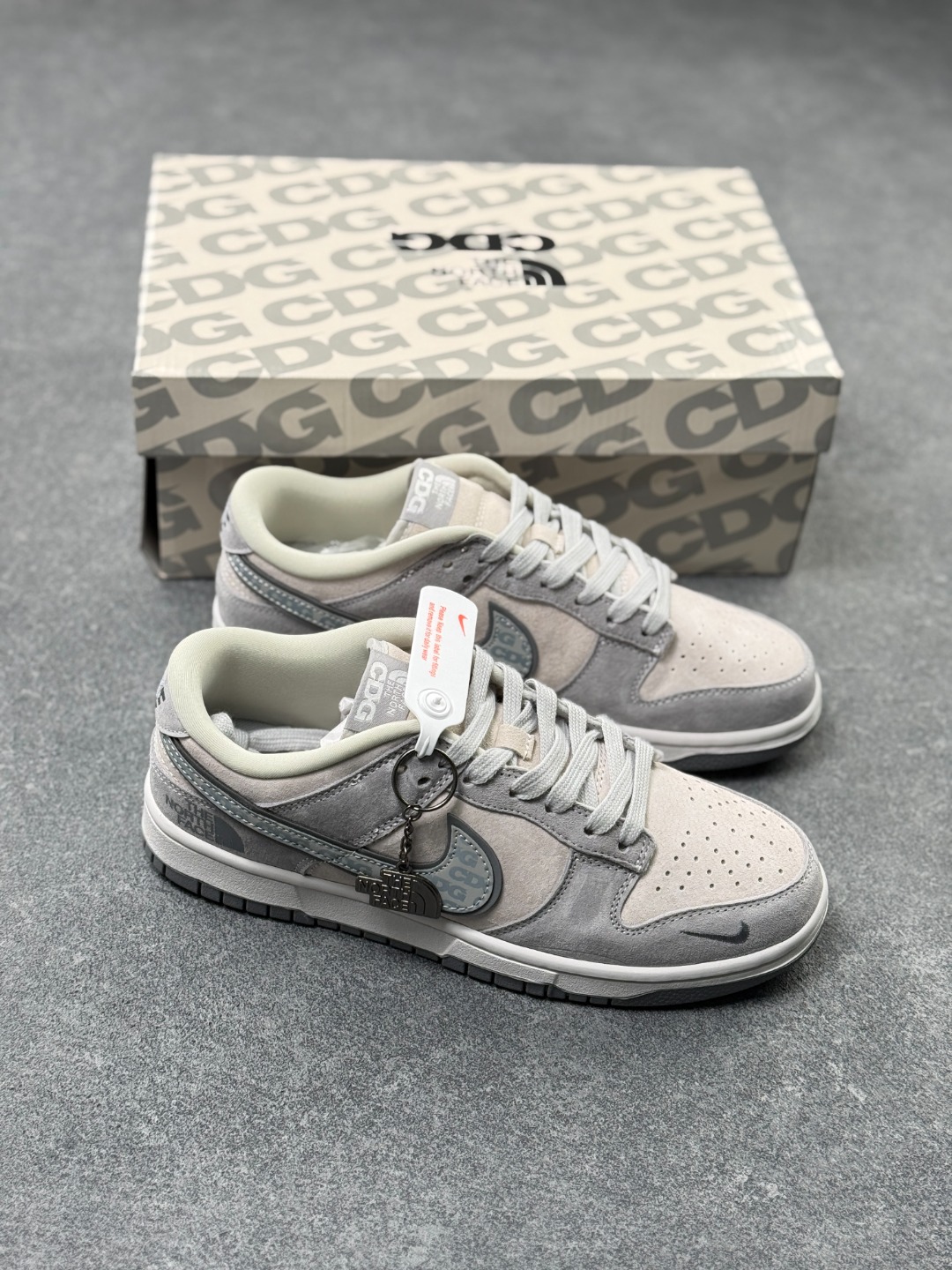 终端特价🉐️福利套现 💰115
Nk Dunk Low 北面CDG联名-灰 三方联名 SB低帮休闲板鞋
#美国著名户外品牌与日本东京设计师川久保玲CDG联合打造街头滑板鞋，有北面雪山简约的风格，还有CDG日系的元素，可谓中西结合。整双鞋子采用头层猪八革，耐克✓上印压反光CDG的LOGO,鞋底中部加入了脚感柔软舒适ZoomAir气垫，有效吸收滑雪等极限运动在落地时带来的冲击力，为街头运动者们提供更的保护(附带北面LOGO纪念挂饰一枚)
货号 ：FC1688-181
Size ：36 36.5 37.5 38 38.5 39 40 40.5 41 42 42.5 43 44 44.5 45 x52