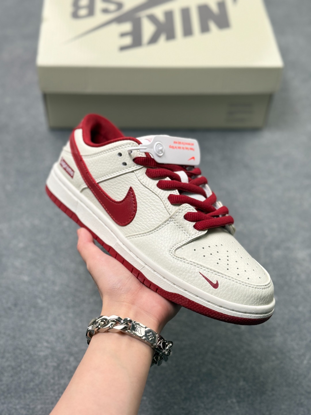 💰240
Nike SB Dunk Low“马年限定——米红马上有钱”  高端定制 低帮休闲板鞋 定制鞋盒  大厂纯原品质出货 超高清洁度 皮料切割干净无任何毛边 细节完美 
 货号：AJ6817-004
 Size:36 36.5 37.5 38 38.5 39 40 40.5 41 42 42.5 43 44 44.5 45 x56