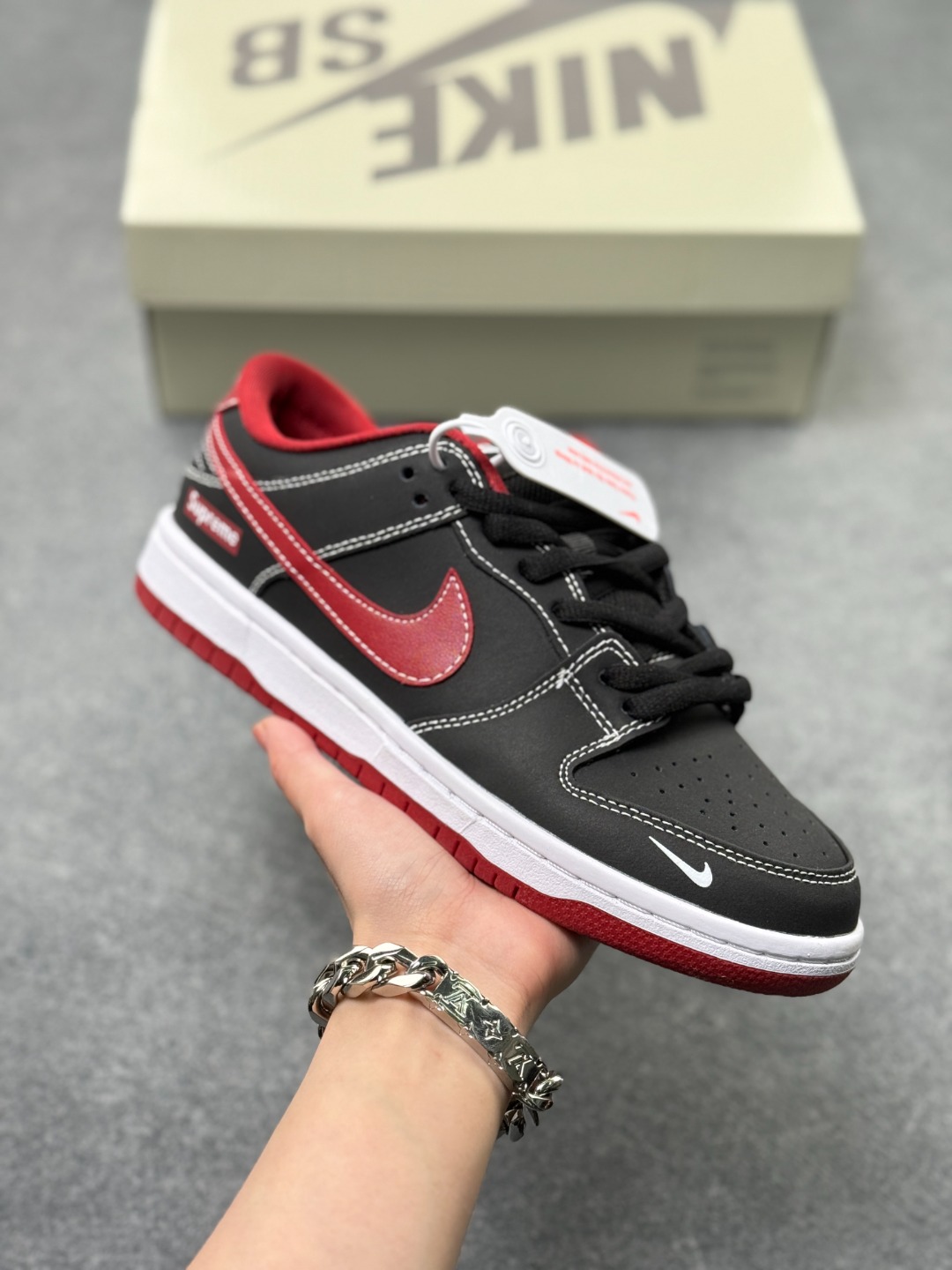 💰240
Nike SB Dunk Low“马年限定——黑红马上有钱”  高端定制 低帮休闲板鞋 定制鞋盒  大厂纯原品质出货 超高清洁度 皮料切割干净无任何毛边 细节完美 
 货号：AJ6817-005
 Size:36 36.5 37.5 38 38.5 39 40 40.5 41 42 42.5 43 44 44.5 45 x56