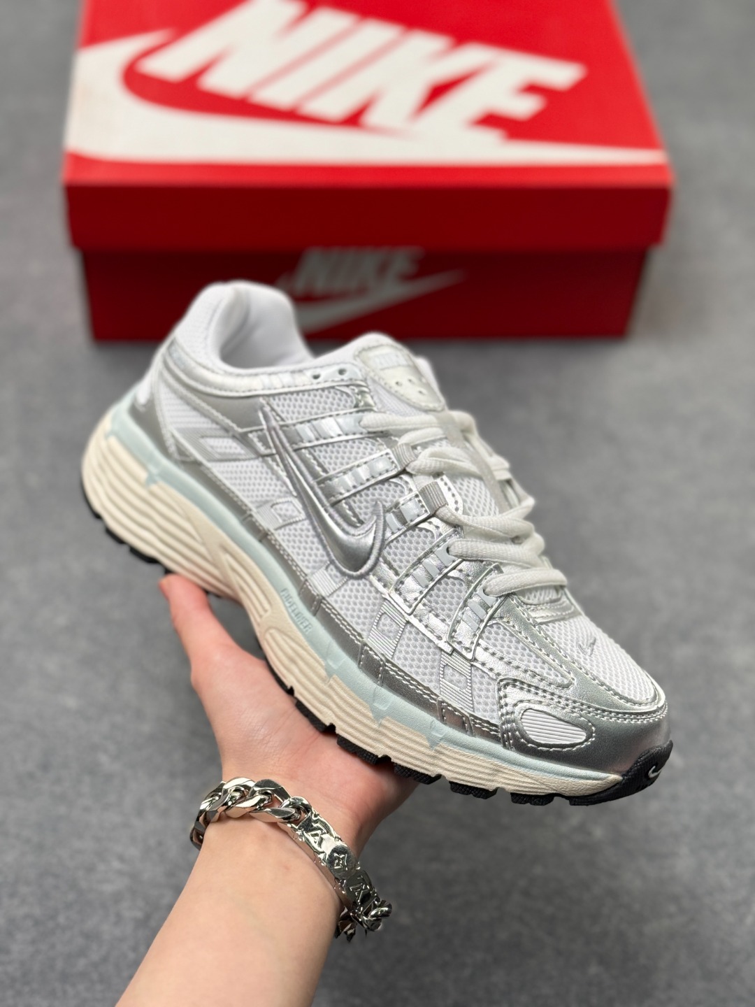 💰130
Nk P-6000 Prm 复古休闲运动老爹鞋 BV1021-106
#层次鲜明线条设计 摆脱厚重外形 超轻鞋身 细节随意对比
尺码：36 36.5 37.5 38 38.5 39 40 40.5 41 42 42.5 43 44 44.5 45 x76