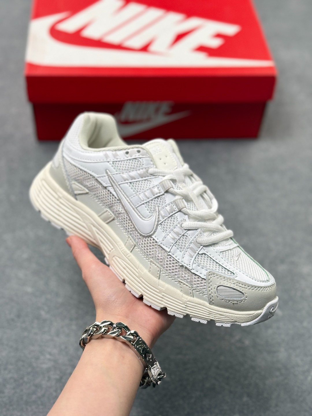 💰130
Nk P-6000 Prm 复古休闲运动老爹鞋 CV2209-111
#层次鲜明线条设计 摆脱厚重外形 超轻鞋身 细节随意对比
尺码：36 36.5 37.5 38 38.5 39 40 40.5 41 42 42.5 43 44 44.5 45 x76