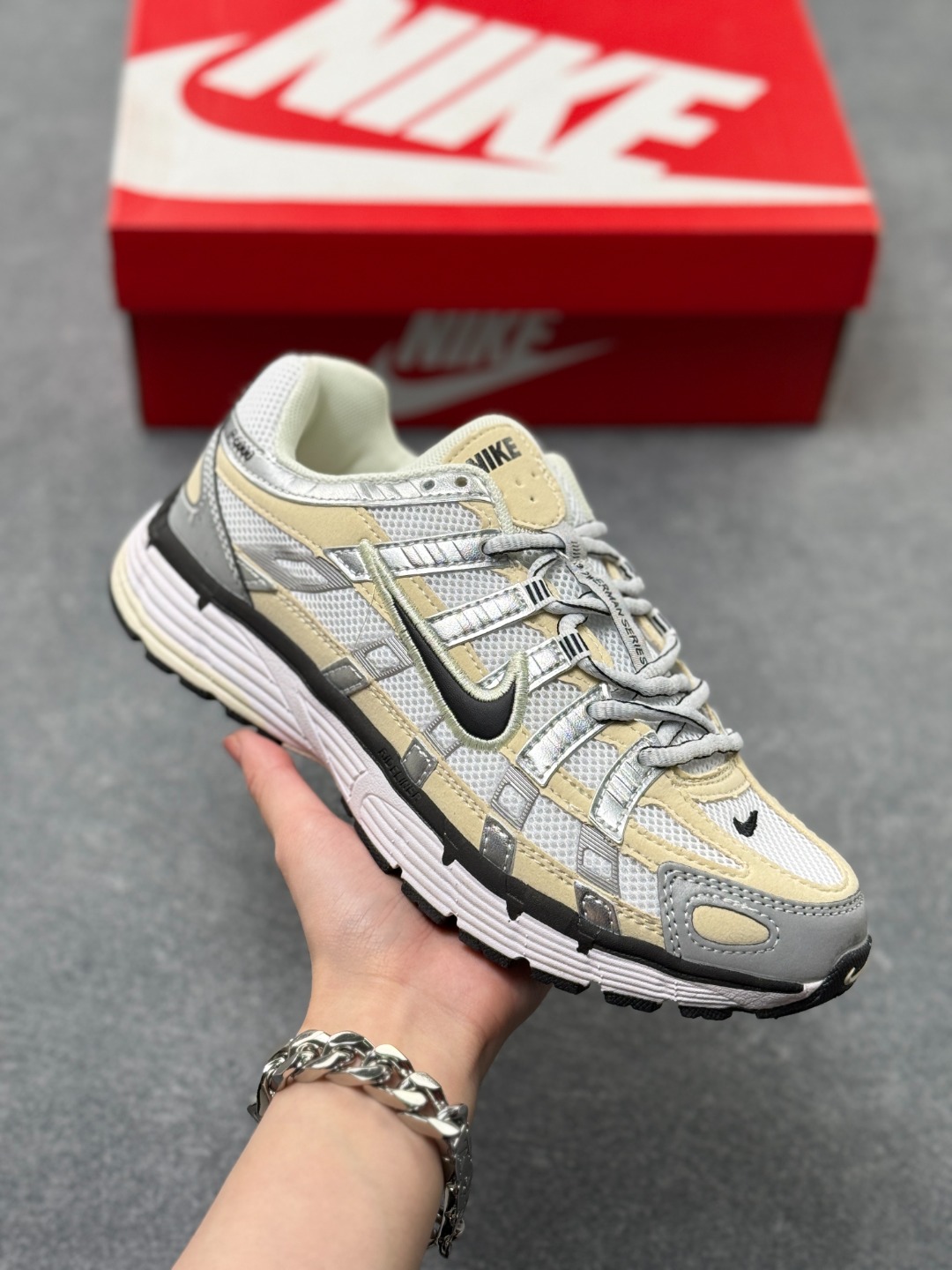 💰130
Nk P-6000 Prm 复古休闲运动老爹鞋 FV6603-100
#层次鲜明线条设计 摆脱厚重外形 超轻鞋身 细节随意对比
尺码：36 36.5 37.5 38 38.5 39 40 40.5 41 42 42.5 43 44 44.5 45 x76