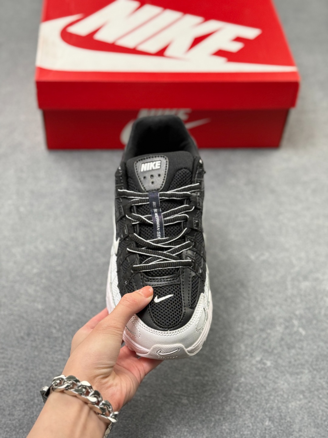 💰130
Nk P-6000 Prm 复古休闲运动老爹鞋 BV1021-003
#层次鲜明线条设计 摆脱厚重外形 超轻鞋身 细节随意对比
尺码：36 36.5 37.5 38 38.5 39 40 40.5 41 42 42.5 43 44 44.5 45 x76