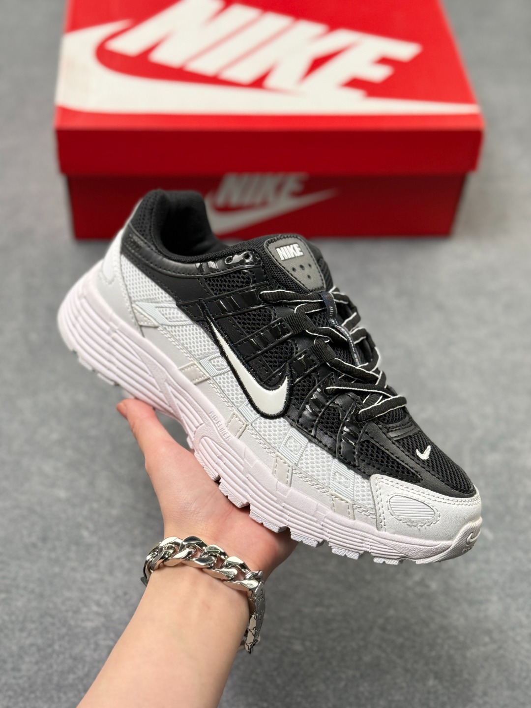 💰130
Nk P-6000 Prm 复古休闲运动老爹鞋 BV1021-003
#层次鲜明线条设计 摆脱厚重外形 超轻鞋身 细节随意对比
尺码：36 36.5 37.5 38 38.5 39 40 40.5 41 42 42.5 43 44 44.5 45 x76