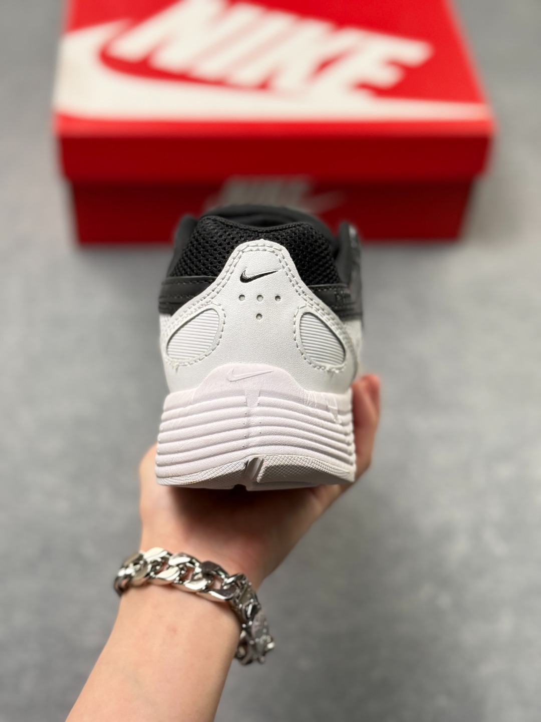 💰130
Nk P-6000 Prm 复古休闲运动老爹鞋 BV1021-003
#层次鲜明线条设计 摆脱厚重外形 超轻鞋身 细节随意对比
尺码：36 36.5 37.5 38 38.5 39 40 40.5 41 42 42.5 43 44 44.5 45 x76