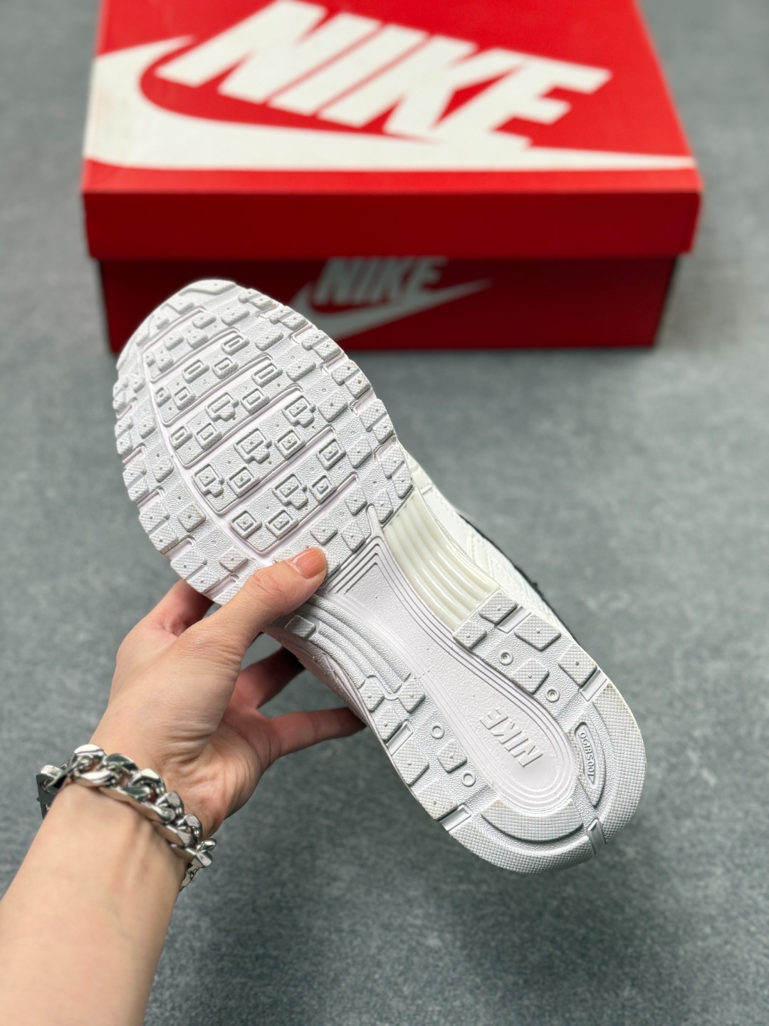 💰130
Nk P-6000 Prm 复古休闲运动老爹鞋 BV1021-003
#层次鲜明线条设计 摆脱厚重外形 超轻鞋身 细节随意对比
尺码：36 36.5 37.5 38 38.5 39 40 40.5 41 42 42.5 43 44 44.5 45 x76