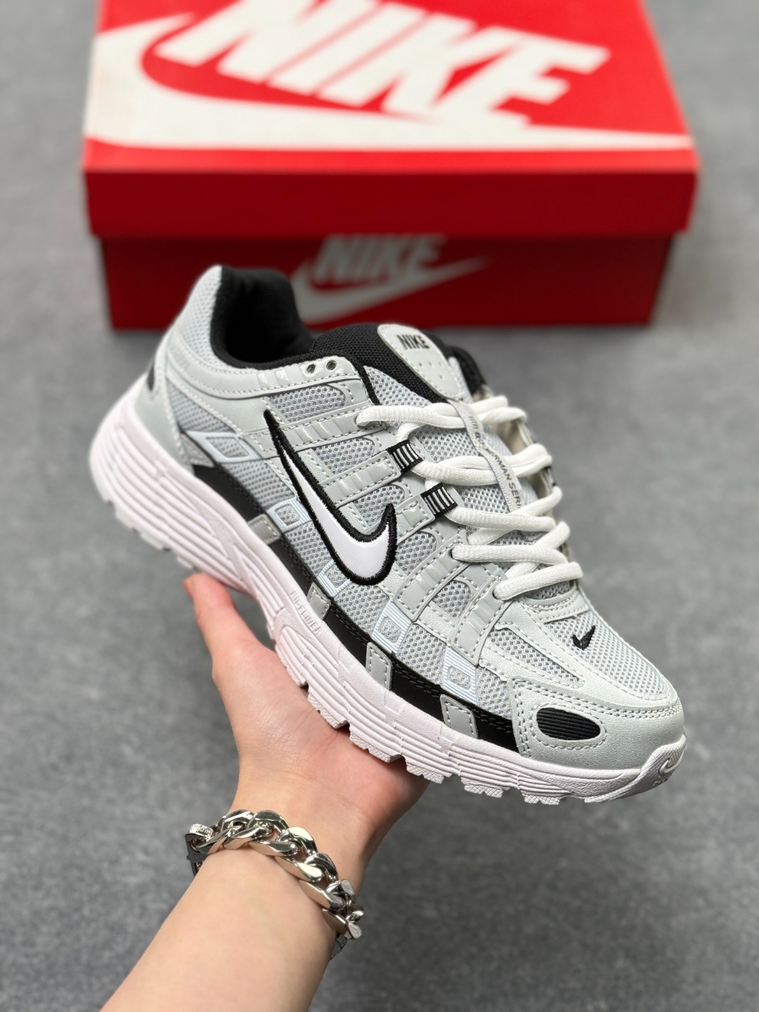 💰130
Nk P-6000 Prm 复古休闲运动老爹鞋 CD6404-006
#层次鲜明线条设计 摆脱厚重外形 超轻鞋身 细节随意对比
尺码：36 36.5 37.5 38 38.5 39 40 40.5 41 42 42.5 43 44 44.5 45 x76