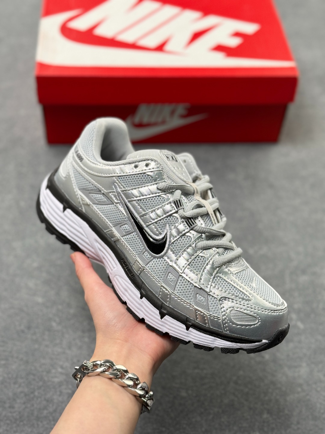 💰130
Nk P-6000 Prm 复古休闲运动老爹鞋 FD9876-101
#层次鲜明线条设计 摆脱厚重外形 超轻鞋身 细节随意对比
尺码：36 36.5 37.5 38 38.5 39 40 40.5 41 42 42.5 43 44 44.5 45 x76