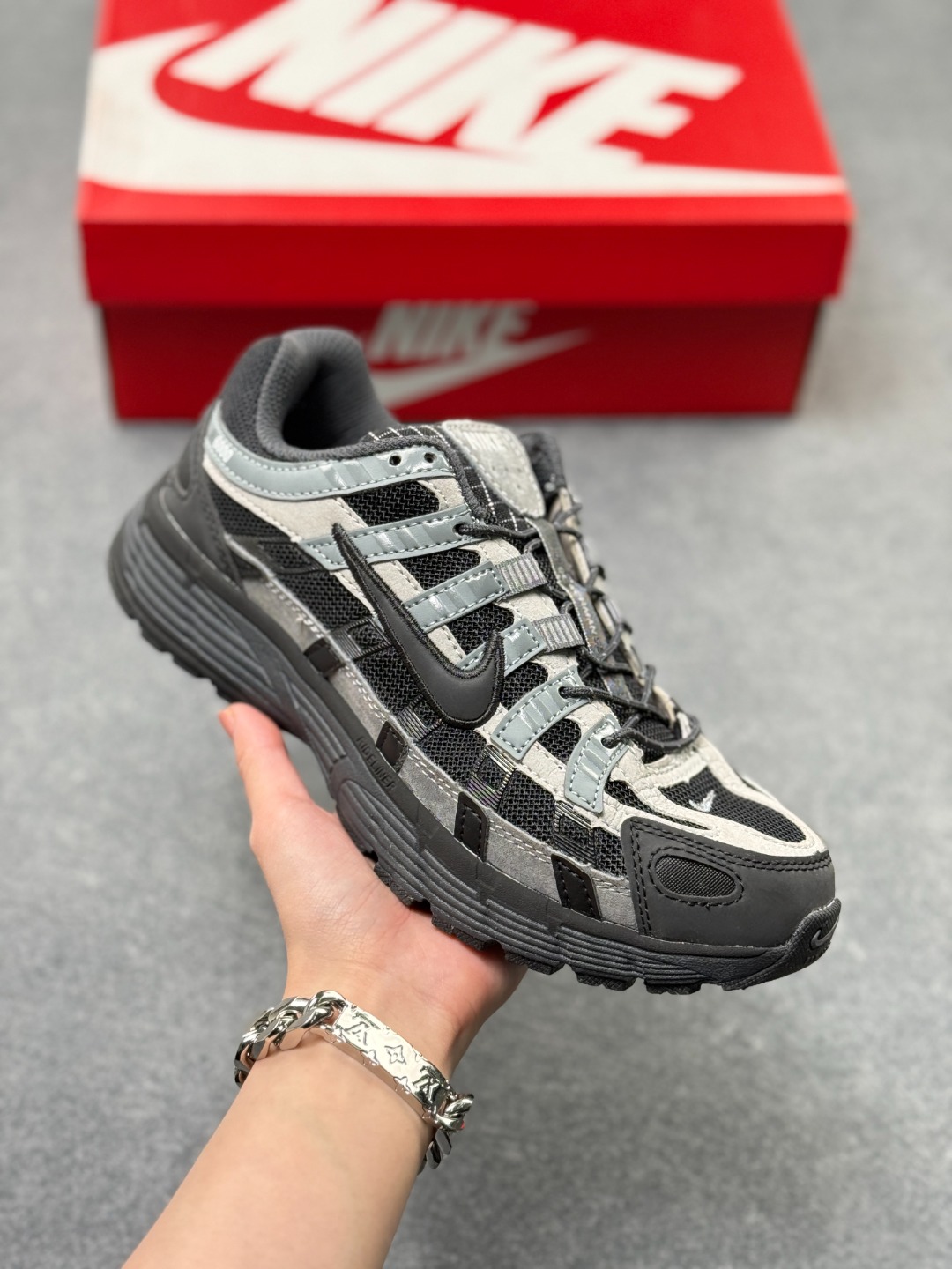 💰130
Nk P-6000 Prm 复古休闲运动老爹鞋 HQ3818-001
#层次鲜明线条设计 摆脱厚重外形 超轻鞋身 细节随意对比
尺码：36 36.5 37.5 38 38.5 39 40 40.5 41 42 42.5 43 44 44.5 45 x76