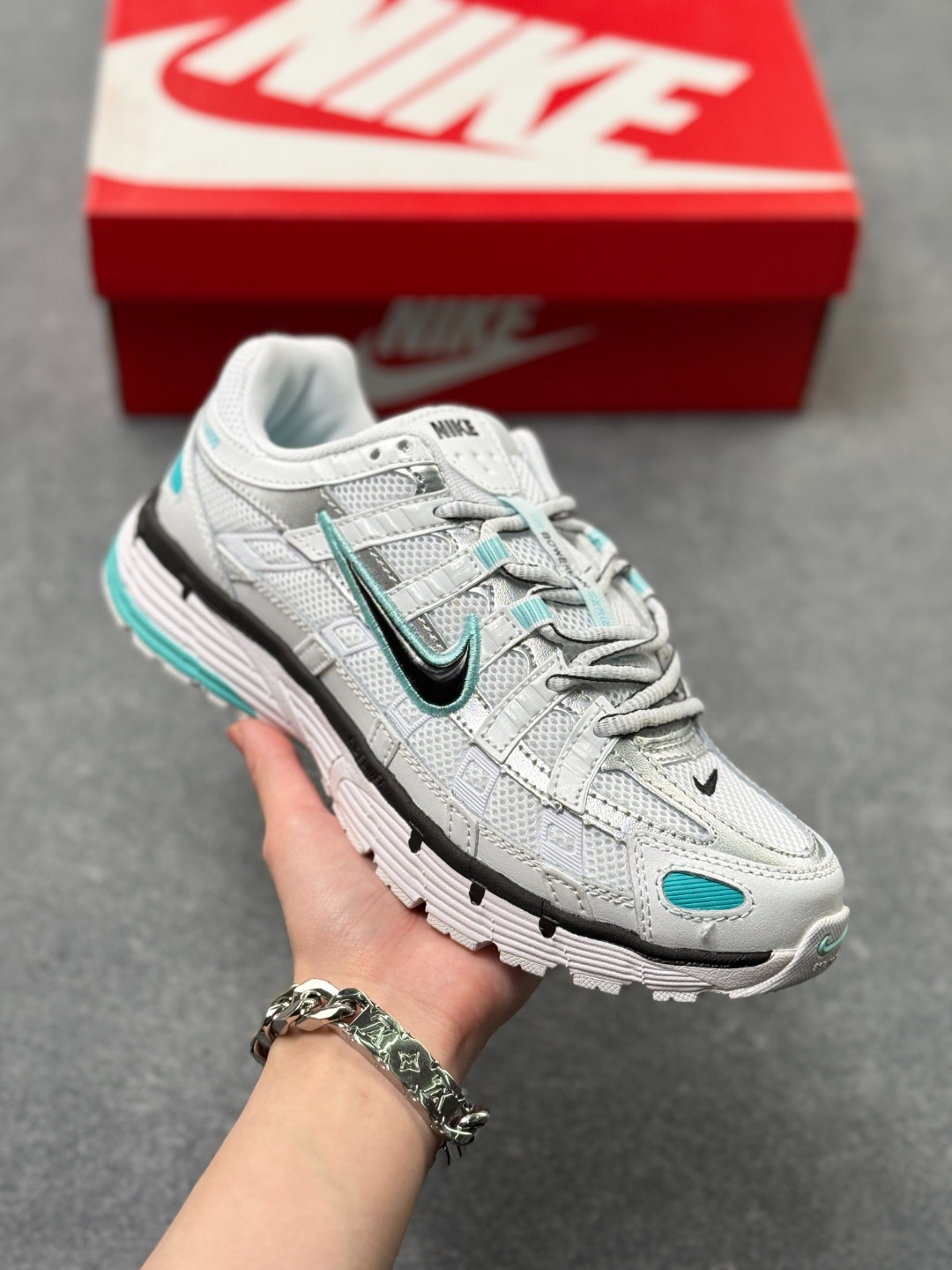 💰130
Nk P-6000 Prm 复古休闲运动老爹鞋 BV1021-104
#层次鲜明线条设计 摆脱厚重外形 超轻鞋身 细节随意对比
尺码：36 36.5 37.5 38 38.5 39 40 40.5 41 42 42.5 43 44 44.5 45 x76