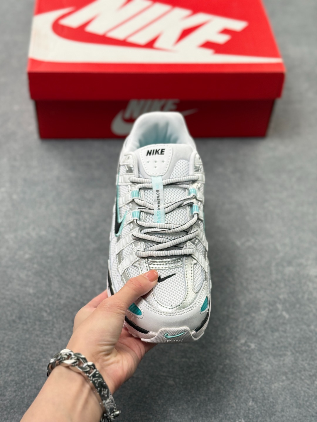 💰130
Nk P-6000 Prm 复古休闲运动老爹鞋 BV1021-104
#层次鲜明线条设计 摆脱厚重外形 超轻鞋身 细节随意对比
尺码：36 36.5 37.5 38 38.5 39 40 40.5 41 42 42.5 43 44 44.5 45 x76