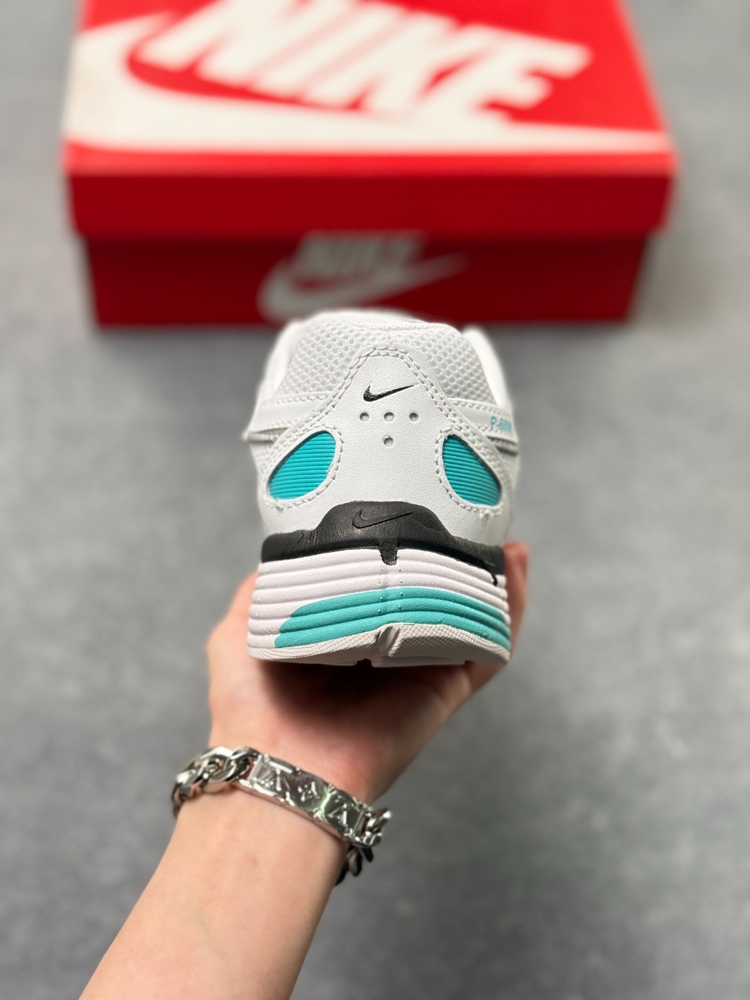 💰130
Nk P-6000 Prm 复古休闲运动老爹鞋 BV1021-104
#层次鲜明线条设计 摆脱厚重外形 超轻鞋身 细节随意对比
尺码：36 36.5 37.5 38 38.5 39 40 40.5 41 42 42.5 43 44 44.5 45 x76