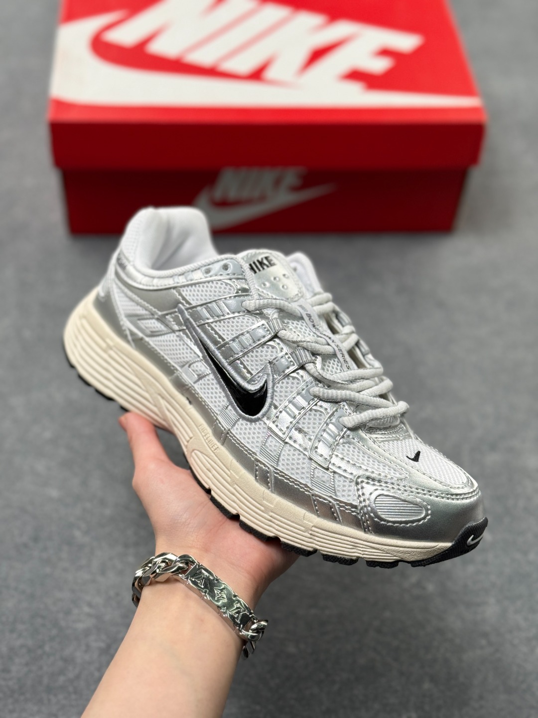 💰130
Nk P-6000 Prm 复古休闲运动老爹鞋 CD6404-105
#层次鲜明线条设计 摆脱厚重外形 超轻鞋身 细节随意对比
尺码：36 36.5 37.5 38 38.5 39 40 40.5 41 42 42.5 43 44 44.5 45 x76