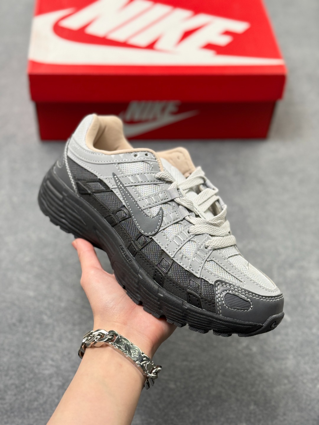 💰130
Nk P-6000 Prm 复古休闲运动老爹鞋 HV5984-001
#层次鲜明线条设计 摆脱厚重外形 超轻鞋身 细节随意对比
尺码：36 36.5 37.5 38 38.5 39 40 40.5 41 42 42.5 43 44 44.5 45 x76