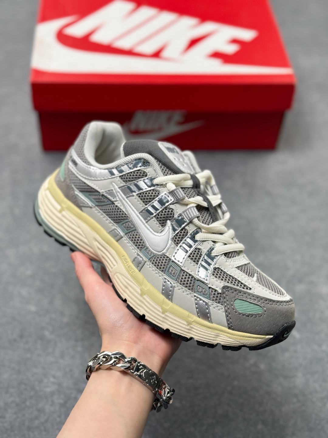 💰130
Nk P-6000 Prm 复古休闲运动老爹鞋 FN7509-029
#层次鲜明线条设计 摆脱厚重外形 超轻鞋身 细节随意对比
尺码：36 36.5 37.5 38 38.5 39 40 40.5 41 42 42.5 43 44 44.5 45 x76