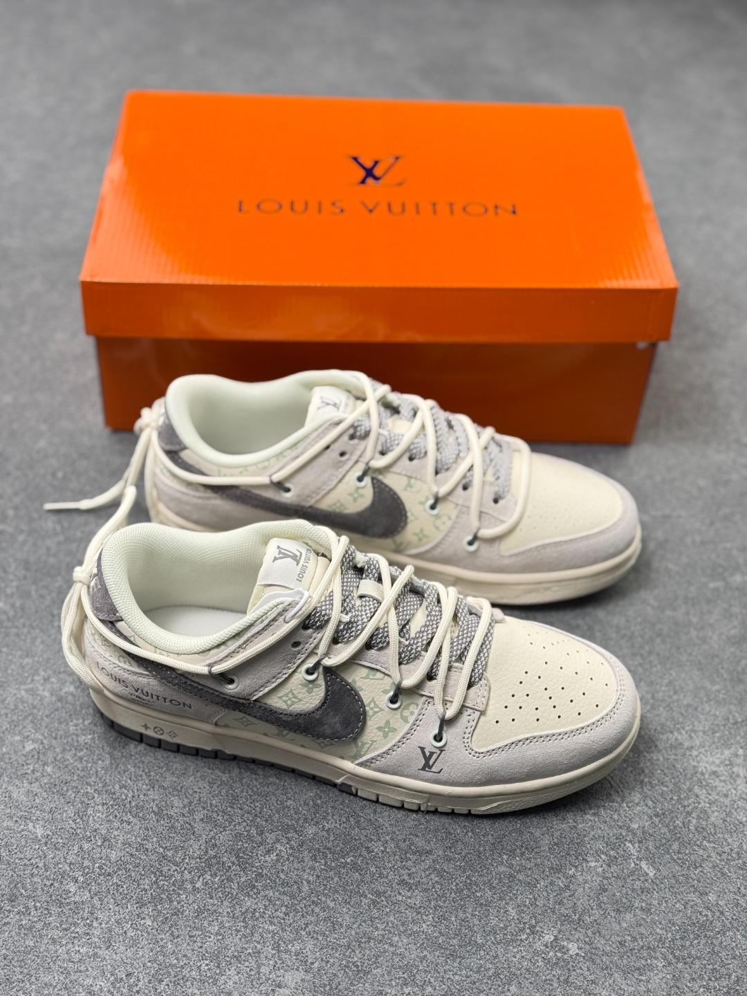 💰250
Nike Dunk Low x LV 联名款|雾霾灰调的奢潮新标杆
这双Nike Dunk Low CX5050-Y45与LV的联名鞋款,堪称街头潮流与高端奢品融合的典范之作,从材质选择到细节设计,都将奢潮美学展现得淋漓尽致。
鞋面以雾霾灰麂皮为基底,搭配浅灰调的LV经典老花印花皮革拼接,低饱和的灰系配色营造出清冷高级的视觉氛围,麂皮的细腻绒面与印花皮革的精致纹理形成鲜明质感对比,触手可及的高端材质,让每一次上脚都能感受到奢品工艺的魅力。鞋身侧方的Nike Swoosh采用深灰磨砂皮质打造,与LV字母标识、老花图案相互呼应,鞋舌与鞋跟处的细节标识更是将联名身份拉满,每一处设计都暗藏巧思。延续Dunk Low的经典鞋型架构,鞋身线条流畅利落,中底采用轻量发泡材质打造,兼顾了复古造型与脚感舒适度,橡胶外底的人字形纹路提供了出色的防滑耐磨性。无论是搭配街头风的工装裤、休闲牛仔,还是简约的运动套装,这双鞋都能轻松成为造型的视觉焦点,是潮人鞋柜中极具收藏价值的奢潮单品,更是彰显个性与品味的不二之选。尺码:36 36.5 37.5 38 38.5 39 40 40.5 41 42 42.5 43 44 44.5 45 x71