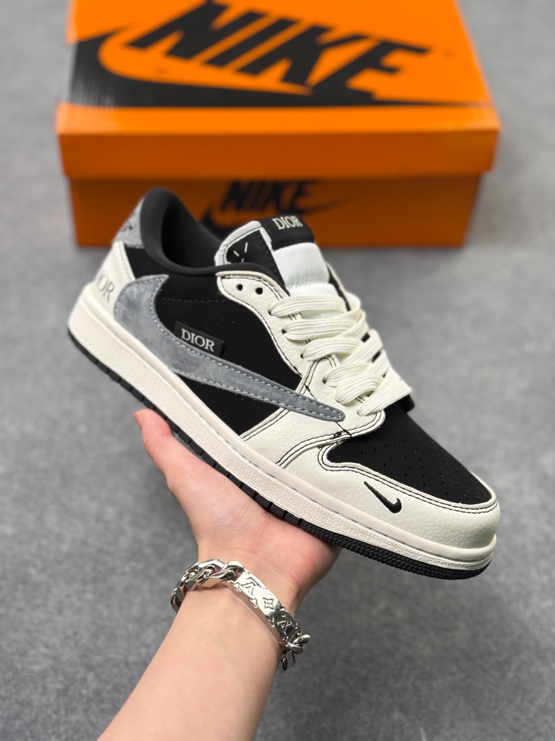 💰120
王炸联名款！Dior x AJ 倒勾直接把「奢潮感」焊在鞋上！
黑白灰三色拼接 + 麂皮质感，Dior 标识 + 低调小勾，把奢侈牌的精致和球鞋的潮酷揉得刚好✨
鞋型利落不臃肿，日常出街是 “低调但藏不住贵气” 的存在，收藏 + 穿搭双 buff 拉满！
这双是潮圈 + 奢品圈都盯着的狠货，码数全的现货不多，看上直接冲👇 
size：40-45 x58