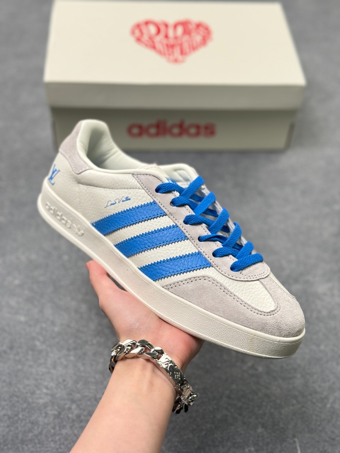 终端特价🉐️福利套现 💰85
阿迪达斯 AD Gazelle Indoor Trainers LV路易威登联名---白灰蓝  原厂定制长毛翻毛皮组合环保纤维革鞋面材质 
内置环保海玻璃鞋垫 外置RB橡胶大底  产品品控稳定性领先行业  原厂全套原楦原纸板冲刀磨具开发 原厂皮料加持 原厂港宝加持定型后跟R度完美 
将复古进行到底 简约流畅 羚羊内训系列低帮复古百搭休闲运动德训风板鞋 90年代经典的复刻版！
货号：DD6605
尺码:36 36.5 37 38 38.5 39 40 40.5 41 42 42.5 43 44 44.5 45 x52