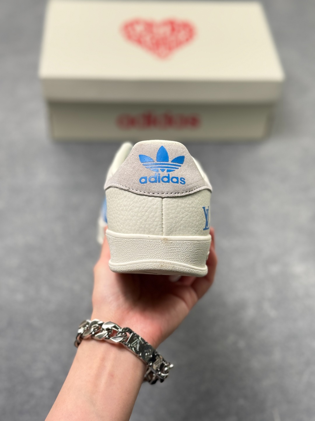 终端特价🉐️福利套现 💰85
阿迪达斯 AD Gazelle Indoor Trainers LV路易威登联名---白灰蓝  原厂定制长毛翻毛皮组合环保纤维革鞋面材质 
内置环保海玻璃鞋垫 外置RB橡胶大底  产品品控稳定性领先行业  原厂全套原楦原纸板冲刀磨具开发 原厂皮料加持 原厂港宝加持定型后跟R度完美 
将复古进行到底 简约流畅 羚羊内训系列低帮复古百搭休闲运动德训风板鞋 90年代经典的复刻版！
货号：DD6605
尺码:36 36.5 37 38 38.5 39 40 40.5 41 42 42.5 43 44 44.5 45 x52