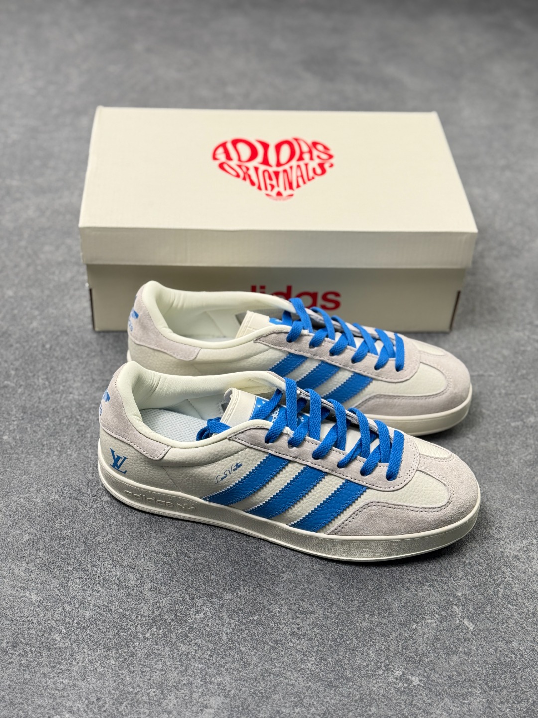终端特价🉐️福利套现 💰85
阿迪达斯 AD Gazelle Indoor Trainers LV路易威登联名---白灰蓝  原厂定制长毛翻毛皮组合环保纤维革鞋面材质 
内置环保海玻璃鞋垫 外置RB橡胶大底  产品品控稳定性领先行业  原厂全套原楦原纸板冲刀磨具开发 原厂皮料加持 原厂港宝加持定型后跟R度完美 
将复古进行到底 简约流畅 羚羊内训系列低帮复古百搭休闲运动德训风板鞋 90年代经典的复刻版！
货号：DD6605
尺码:36 36.5 37 38 38.5 39 40 40.5 41 42 42.5 43 44 44.5 45 x52