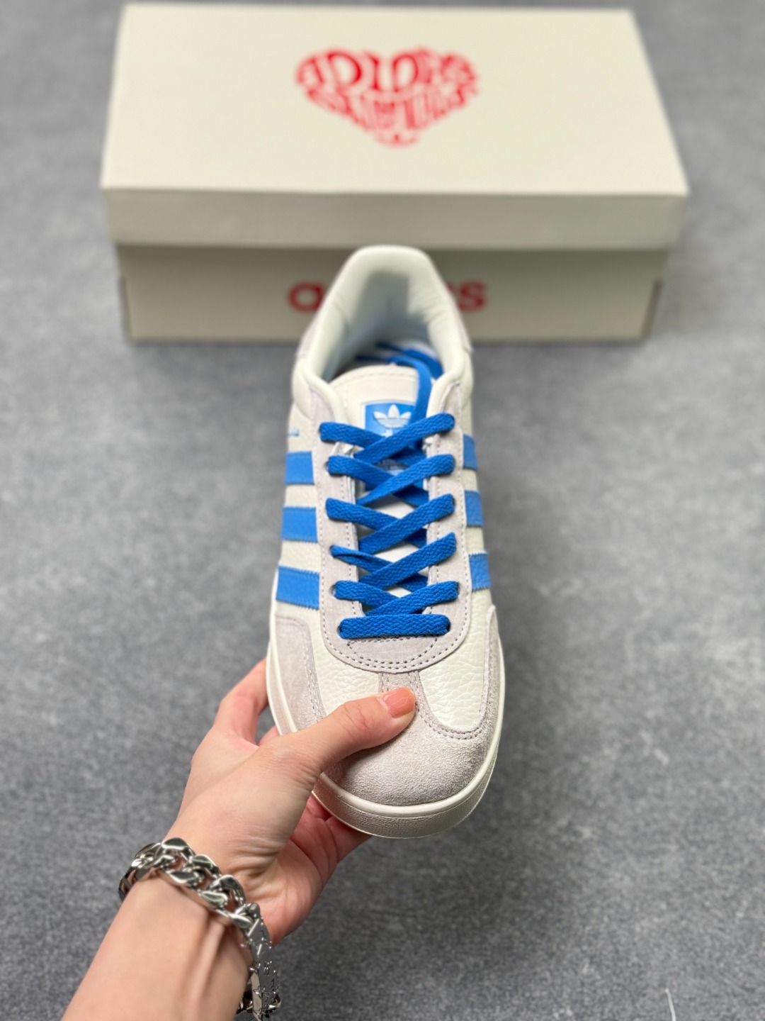终端特价🉐️福利套现 💰85
阿迪达斯 AD Gazelle Indoor Trainers LV路易威登联名---白灰蓝  原厂定制长毛翻毛皮组合环保纤维革鞋面材质 
内置环保海玻璃鞋垫 外置RB橡胶大底  产品品控稳定性领先行业  原厂全套原楦原纸板冲刀磨具开发 原厂皮料加持 原厂港宝加持定型后跟R度完美 
将复古进行到底 简约流畅 羚羊内训系列低帮复古百搭休闲运动德训风板鞋 90年代经典的复刻版！
货号：DD6605
尺码:36 36.5 37 38 38.5 39 40 40.5 41 42 42.5 43 44 44.5 45 x52