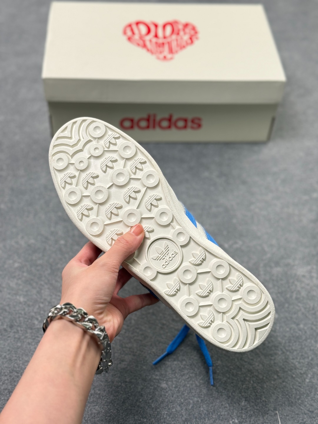 终端特价🉐️福利套现 💰85
阿迪达斯 AD Gazelle Indoor Trainers LV路易威登联名---白灰蓝  原厂定制长毛翻毛皮组合环保纤维革鞋面材质 
内置环保海玻璃鞋垫 外置RB橡胶大底  产品品控稳定性领先行业  原厂全套原楦原纸板冲刀磨具开发 原厂皮料加持 原厂港宝加持定型后跟R度完美 
将复古进行到底 简约流畅 羚羊内训系列低帮复古百搭休闲运动德训风板鞋 90年代经典的复刻版！
货号：DD6605
尺码:36 36.5 37 38 38.5 39 40 40.5 41 42 42.5 43 44 44.5 45 x52