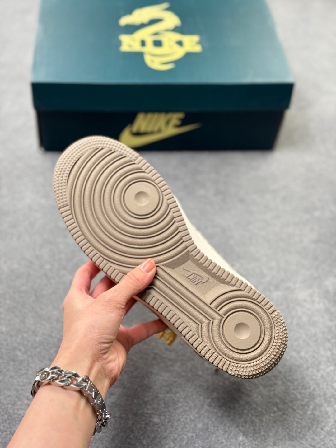 💰220
手绘涂鸦 马年限定“金戈铁马”Nike Air Force 1 “ Armored Steed”空军一号定制板鞋
作为 2026 马年限定款,“金戈铁马” 以 “古战意象” 为设计内核,从材质到细节都紧扣主题:鞋身采用雾灰 + 米白做旧混染工艺,模拟古甲胄经沙场摩挲后的斑驳肌理;鎏金勾边的 Swoosh 与金属挂坠,还原兵器鎏金纹饰的质感;鞋侧图腾以 “奔马” 为原型,复刻战马奔腾的劲飒姿态,搭配做旧中底的 “战尘渍迹” 效果
货号:DB3301--818
SIZE: 36 36.5 37.5 38 38.5 39 40 40.5 41 42 42.5 43 44 44.5 45 x69