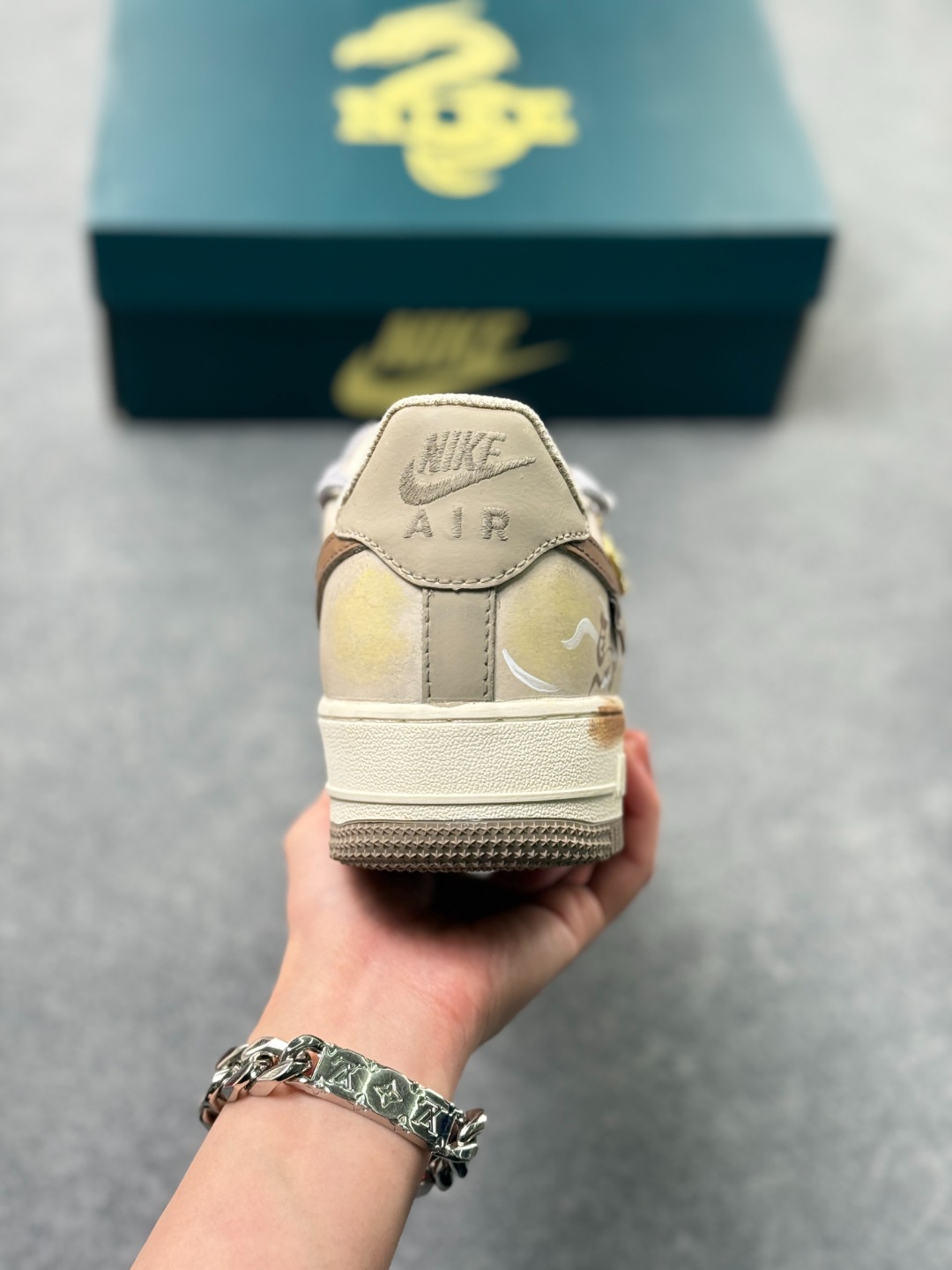 💰220
手绘涂鸦 马年限定“金戈铁马”Nike Air Force 1 “ Armored Steed”空军一号定制板鞋
作为 2026 马年限定款,“金戈铁马” 以 “古战意象” 为设计内核,从材质到细节都紧扣主题:鞋身采用雾灰 + 米白做旧混染工艺,模拟古甲胄经沙场摩挲后的斑驳肌理;鎏金勾边的 Swoosh 与金属挂坠,还原兵器鎏金纹饰的质感;鞋侧图腾以 “奔马” 为原型,复刻战马奔腾的劲飒姿态,搭配做旧中底的 “战尘渍迹” 效果
货号:DB3301--818
SIZE: 36 36.5 37.5 38 38.5 39 40 40.5 41 42 42.5 43 44 44.5 45 x69