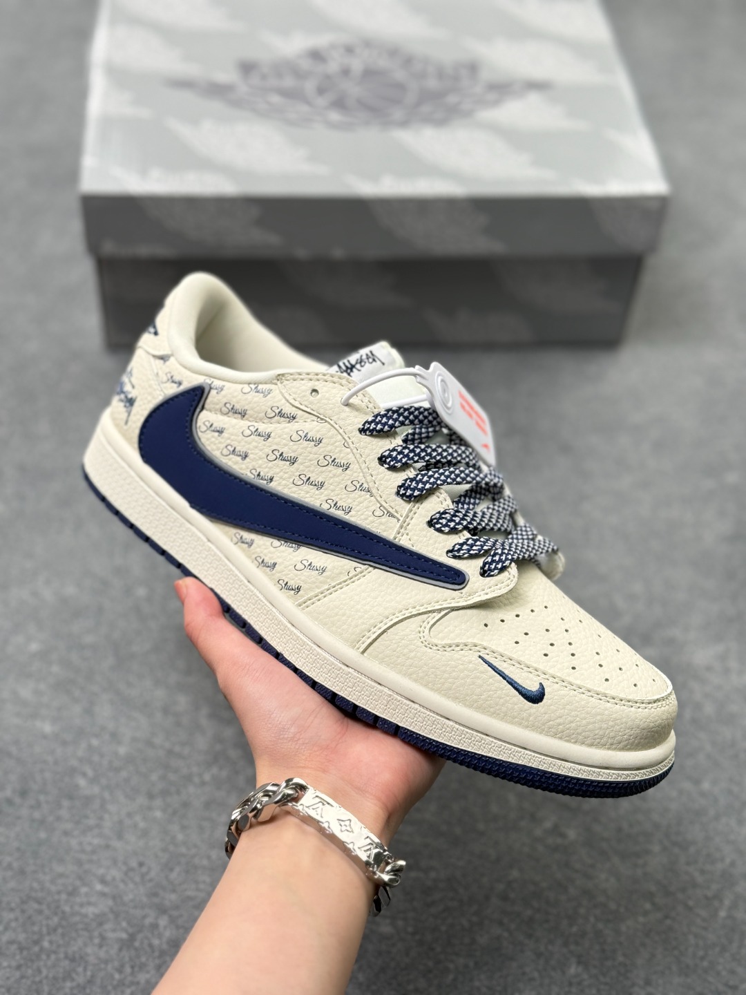 💰240
Stussy x Nike 倒勾限定 这波联名杀疯审美
米白皮革裹满 Stussy 手写印字,自带复古松弛感;藏青倒勾 + 编织鞋带撞出细节层次感,小勾暗纹是低调小心机。鞋型利落不笨重,配牛仔是街头少年,搭西装裤也能穿出轻熟潮感。货号 LD2028-065 限定款,质感和调性双在线,上脚就是 “不经意的潮”,喜欢这种调调的别等,手慢真的无!
size:36-45半 x56