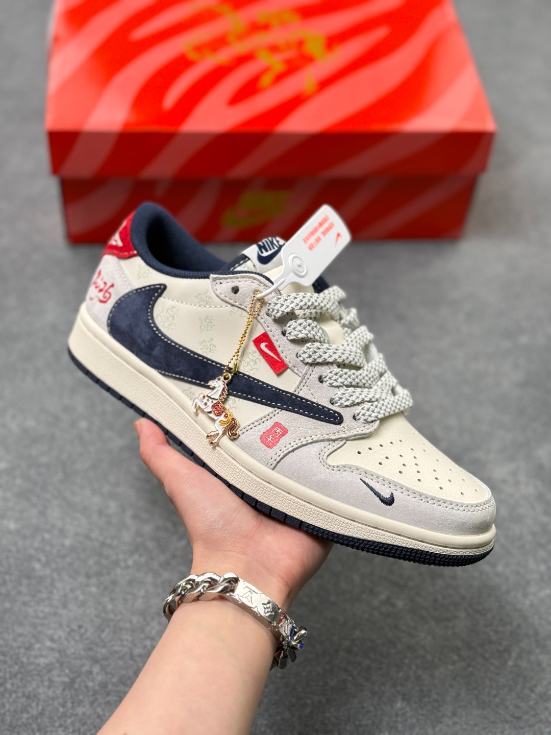 💰240
2026马年限定，AJ1 Low国风新章！Air Jordan 1 Low YX5066-414以2026马年为灵感，把国风底蕴和AJ经典轮廓玩出了新花样🐎鞋身以浅灰为主调，搭配藏蓝色翻毛皮鞋标，撞色红色后跟瞬间点亮视觉。鞋侧的“2026”书法字样、鞋头的国风印章细节，再加上鞋身隐现的祥云暗纹，将中式生肖文化与街头潮流完美融合；倒置的藏蓝Swoosh搭配做旧米白中底，打破经典的同时又保留了AJ1的复古灵魂。
 不管是新年穿搭的国风点睛之笔，还是日常出街的潮流利器，这双鞋都能轻松驾驭。它既是AJ1 Low经典设计的延续，更是东方美学与篮球文化碰撞的诚意之作，马年想入手一双兼具收藏价值与穿搭属性的国风AJ，这双限定款绝对是首选！
size：36-45半 x3