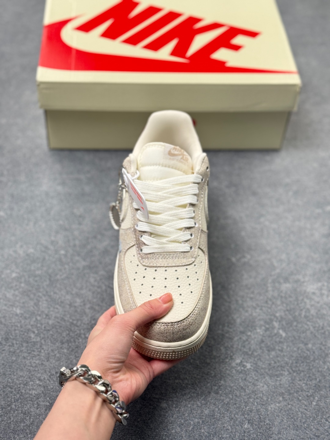 💰220
Nike Air Force 1 Low x PRADA 联名款｜奶油灰调的奢雅新风尚！这双Nike Air Force 1 Low XL1979-129与PRADA的联名鞋款，将高端奢品的精致美学与街头经典鞋型完美融合，成为潮奢跨界的又一标杆之作。鞋面选用细腻的奶油灰麂皮与米白色皮革拼接打造，柔和的低饱和色调自带高级质感，触手可及的细腻绒面纹理，让材质的高级感在细节处拉满。鞋身侧方的Nike Swoosh标志融入PRADA经典三角标与品牌字母标识，鞋头处的“Just Do It”字样以精致刺绣呈现，奢牌元素与运动基因的碰撞，让每一处设计都充满辨识度。延续Air Force 1的经典中底设计，内嵌Air气垫科技，带来柔软回弹的上脚体验，橡胶外底的防滑纹路经过优化，兼顾日常穿着的舒适度与实用性。无论是搭配简约的通勤装，还是休闲的潮牌穿搭，这双鞋都能以低调奢雅的风格提升整体造型质感，是追求品质与个性的鞋迷不容错过的收藏级单品。 
size:36-45半 x3