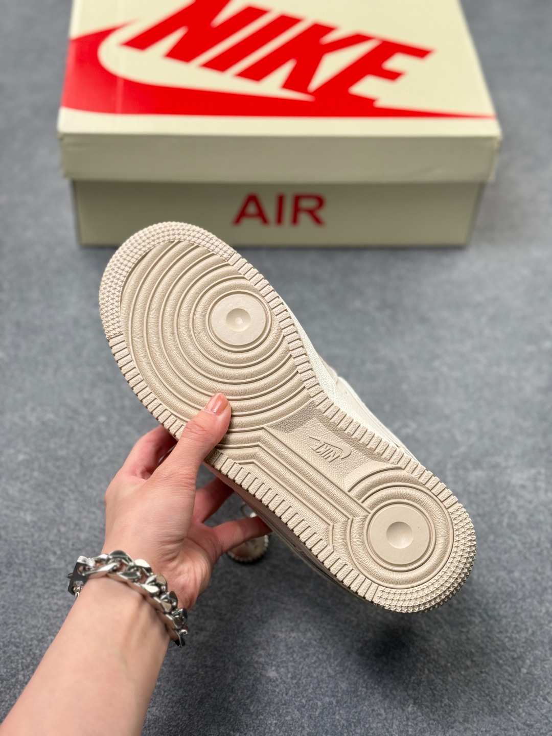 💰220
Nike Air Force 1 Low x PRADA 联名款｜奶油灰调的奢雅新风尚！这双Nike Air Force 1 Low XL1979-129与PRADA的联名鞋款，将高端奢品的精致美学与街头经典鞋型完美融合，成为潮奢跨界的又一标杆之作。鞋面选用细腻的奶油灰麂皮与米白色皮革拼接打造，柔和的低饱和色调自带高级质感，触手可及的细腻绒面纹理，让材质的高级感在细节处拉满。鞋身侧方的Nike Swoosh标志融入PRADA经典三角标与品牌字母标识，鞋头处的“Just Do It”字样以精致刺绣呈现，奢牌元素与运动基因的碰撞，让每一处设计都充满辨识度。延续Air Force 1的经典中底设计，内嵌Air气垫科技，带来柔软回弹的上脚体验，橡胶外底的防滑纹路经过优化，兼顾日常穿着的舒适度与实用性。无论是搭配简约的通勤装，还是休闲的潮牌穿搭，这双鞋都能以低调奢雅的风格提升整体造型质感，是追求品质与个性的鞋迷不容错过的收藏级单品。 
size:36-45半 x3