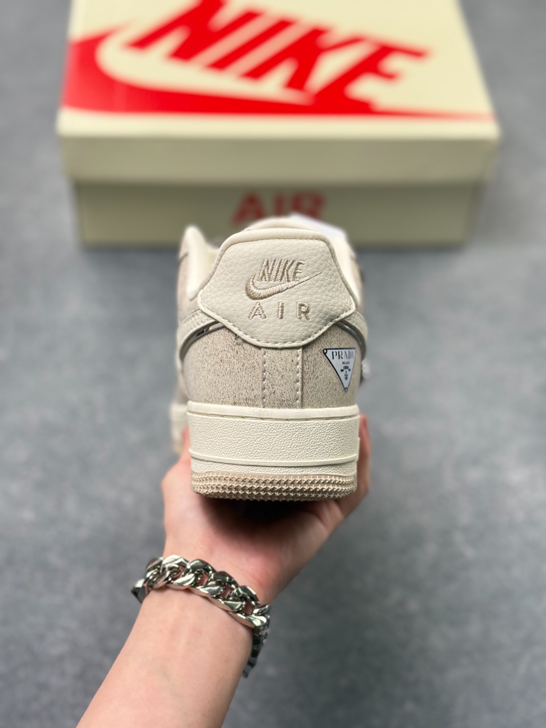 💰220
Nike Air Force 1 Low x PRADA 联名款｜奶油灰调的奢雅新风尚！这双Nike Air Force 1 Low XL1979-129与PRADA的联名鞋款，将高端奢品的精致美学与街头经典鞋型完美融合，成为潮奢跨界的又一标杆之作。鞋面选用细腻的奶油灰麂皮与米白色皮革拼接打造，柔和的低饱和色调自带高级质感，触手可及的细腻绒面纹理，让材质的高级感在细节处拉满。鞋身侧方的Nike Swoosh标志融入PRADA经典三角标与品牌字母标识，鞋头处的“Just Do It”字样以精致刺绣呈现，奢牌元素与运动基因的碰撞，让每一处设计都充满辨识度。延续Air Force 1的经典中底设计，内嵌Air气垫科技，带来柔软回弹的上脚体验，橡胶外底的防滑纹路经过优化，兼顾日常穿着的舒适度与实用性。无论是搭配简约的通勤装，还是休闲的潮牌穿搭，这双鞋都能以低调奢雅的风格提升整体造型质感，是追求品质与个性的鞋迷不容错过的收藏级单品。 
size:36-45半 x3