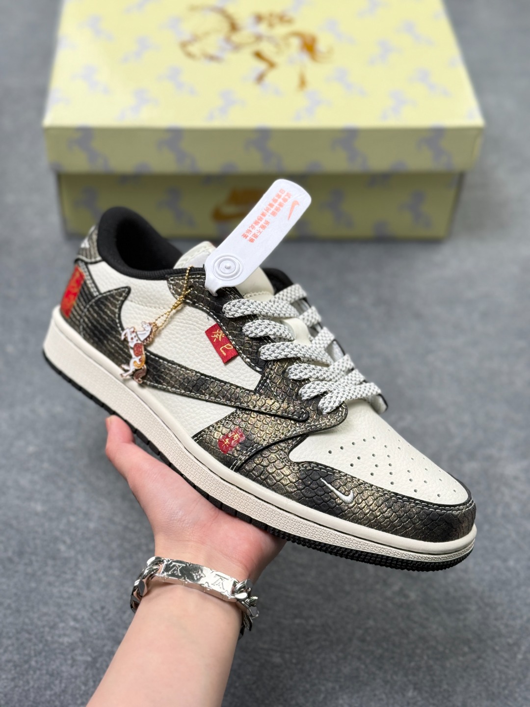 Travis Scott x Fragment x Air Jordan 1 Low AJ 倒勾马年限定|这双 “蛇纹福运款” 直接锁死开年 C 位! 蛇纹皮质 + 米白基底撞出高级质感,马形挂坠 + 红纹 “福” 标,把 2026 马年吉运焊在细节里 货号:YX5066-C09 倒勾设计自带潮酷 buff,搭红装是新年炸场王,配日常穿搭也能穿出专属辨识度 限定款库存秒空预警,这双 “开年好运鞋” 抢到就是欧气附体 手慢真的只能等下一轮(但下一轮可能没有了)🔥 半 x56