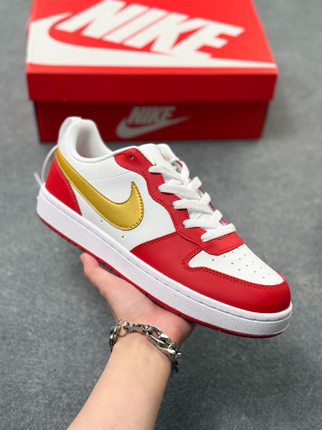 红白金 NIke Air Force 1 '07 Low 小空军 |这波 “新年限定配色” 直接戳中喜庆感! 正红 + 米白撞出新年氛围,货号:DV5456-137 鎏金勾子是点睛的高级感,鞋型清爽不臃肿 搭红毛衣是开年 C 位,配牛仔裤也能穿出 “轻甜潮感”,日常又吸睛 这款配色库存不多,喜欢这种 “新年氛围感” 的别等,上脚就是好运 buff✨ 半 x69