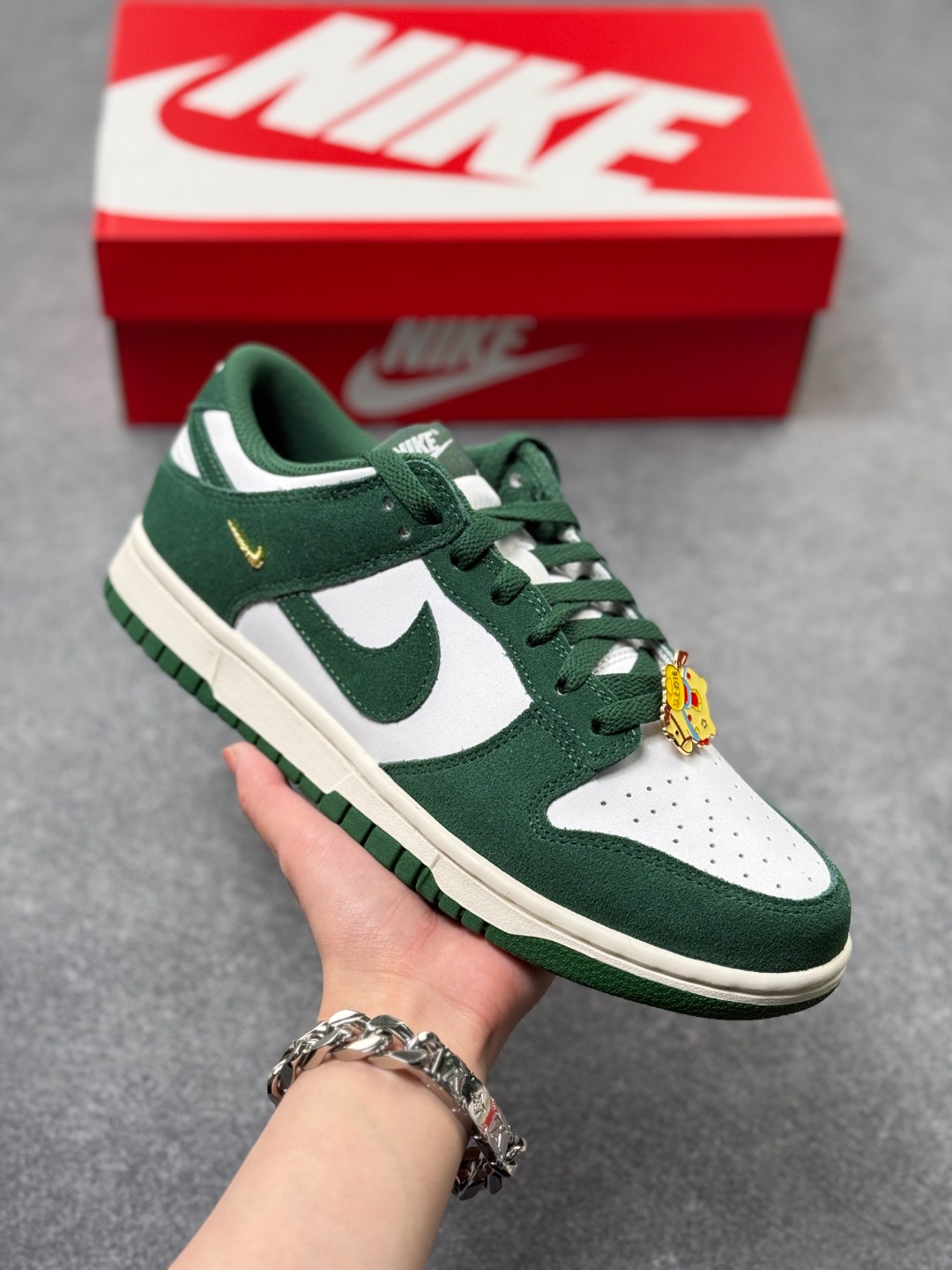 💰180
Nike SB Dunk  🐎马年「潮运马到功成」｜IB4417-100 墨绿 SB Dunk
墨绿麂皮撞奶白勾，金标暗戳 “马年鎏金好运”，挂饰彩蛋藏着 “跃马趣意”～
上脚自带松弛贵气，配新年红装 / 大衣都是「马踏潮头」的吸睛王，踩它解锁整年顺遂💚
尺码：36-45 s14