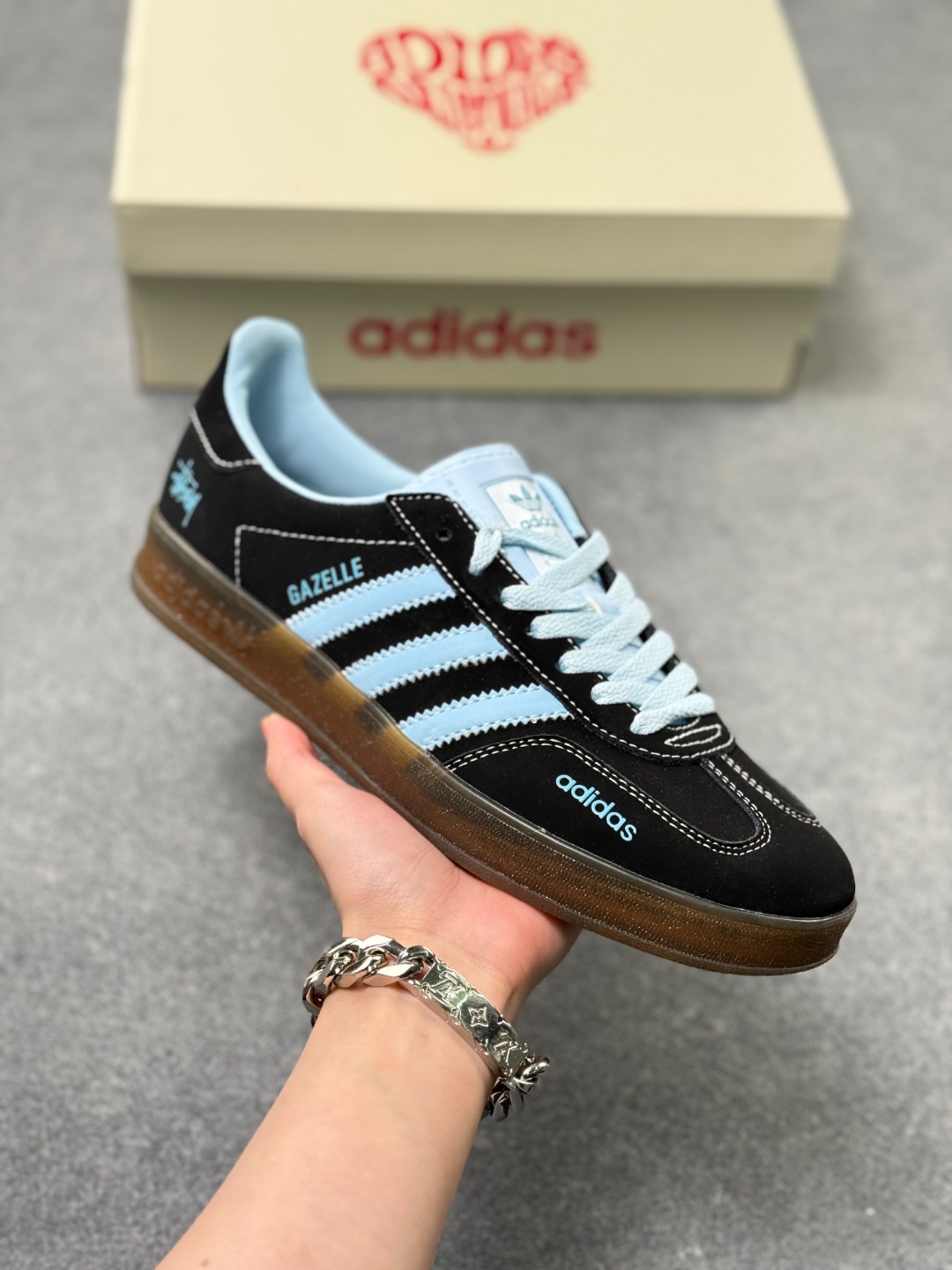 💰115
这双 Adidas Originals Gazelle 联名款，黑蓝撞色直接戳中潮流心巴！DD6615
麂皮质感高级到发光，浅蓝条纹 + 生胶底自带复古滤镜，细节小标藏满设计小心机，日常搭牛仔裤 / 运动裤都能穿出松弛时髦感～
尺码：36-45半 x41