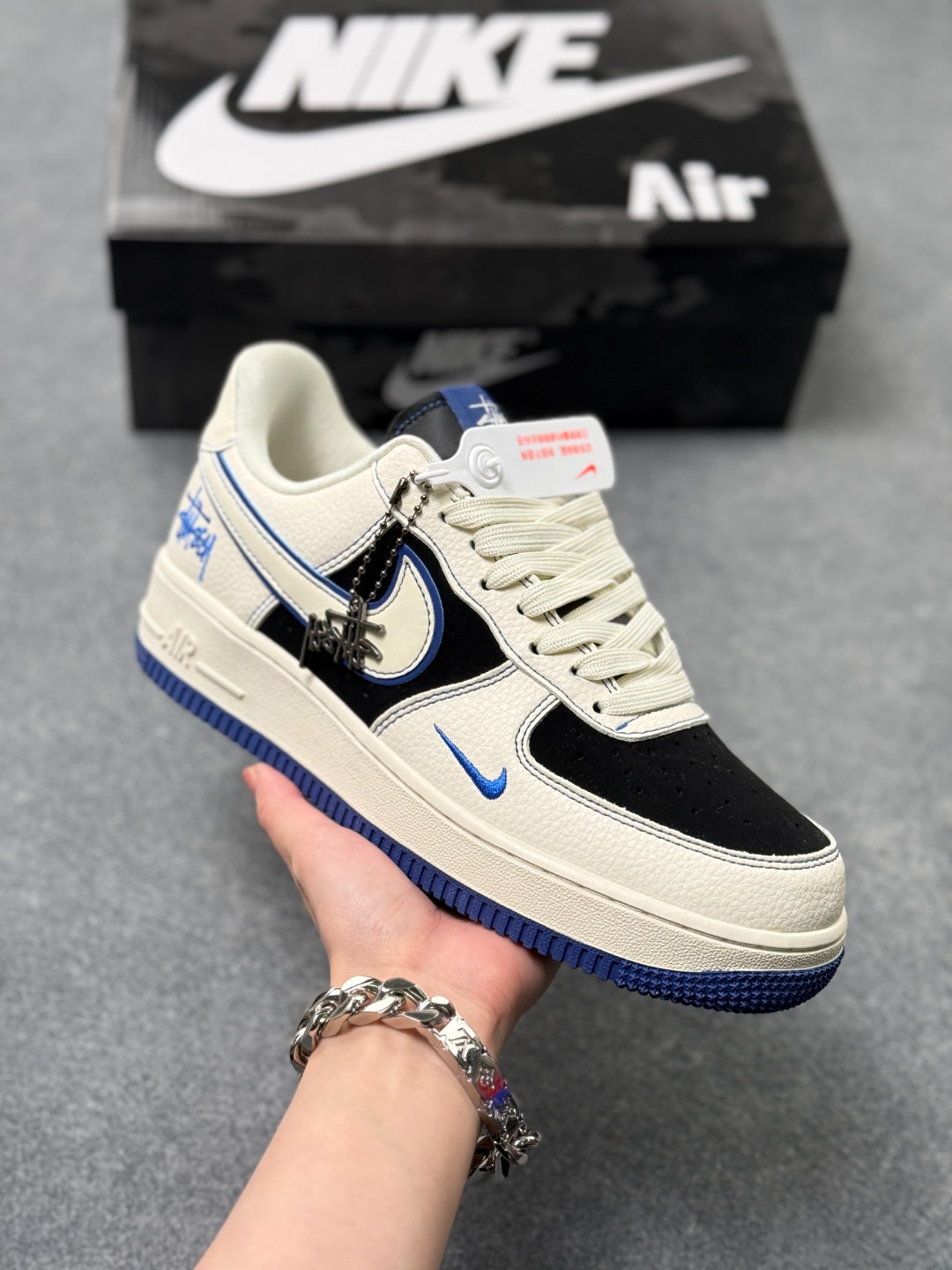 💰220
斯图西Stussy联名AF1直接戳中潮人审美！白黑撞宝蓝的配色经典又吸睛，皮质拼接搭配刺绣签名Logo，金属吊坠细节拉满，解构双Swoosh设计打破常规，把街头潮范玩到极致。Air气垫大底软弹舒适，久走不累脚，日常搭牛仔、运动装都能穿出高街感。
货号：DN1688-811
Size：36 36.5 37.5 38 38.5 39 40 40.5 41 42 42.5 43 44 44.5 45 x56