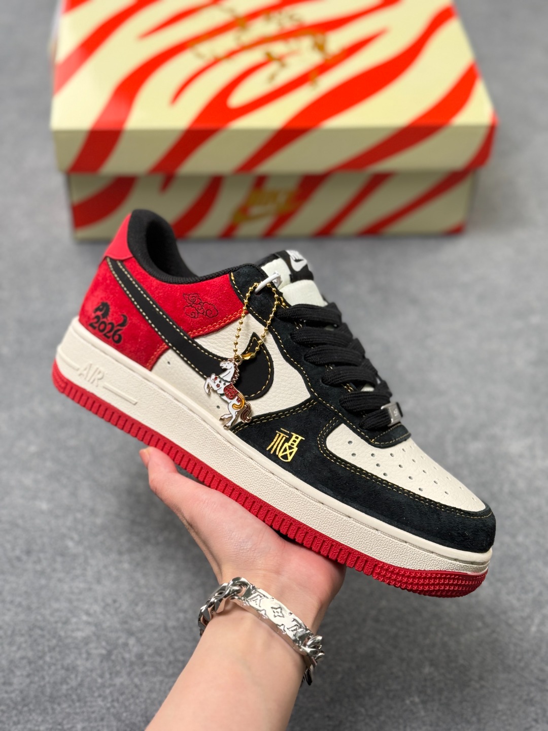 本地自取💰230
2026马年限定Air Force 1太吸睛了！黑白红撞色超经典，鞋身福字、小马挂坠和2026浮雕满满新年仪式感，经典空军鞋型搭配全掌气垫，脚感柔软又百搭。新年穿它不仅颜值在线，还能把好运穿在脚下，潮人新年必备款！
货号：HT5088-618
Size：36 36.5 37.5 38 38.5 39 40 40.5 41 42 42.5 43 44 44.5 45 x58