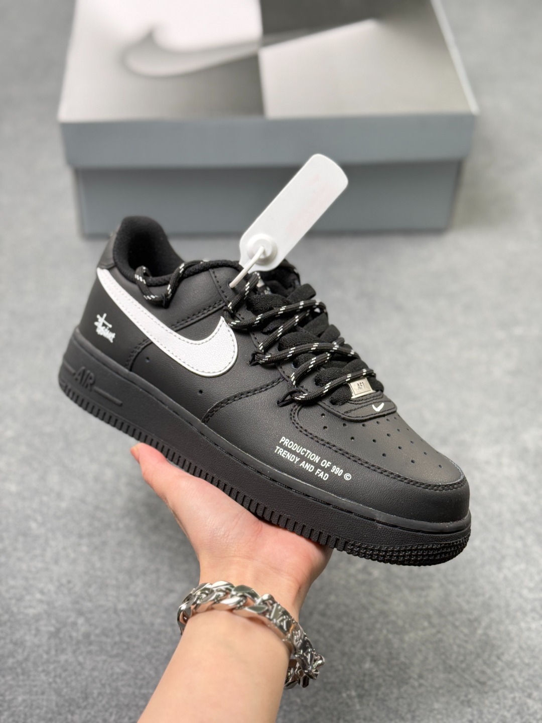 本地自取💰230
🖤 解构黑魂 | Air Force 1 FZ0627-010
「经典重塑，潮酷登场」
经典空军一号鞋型，以黑魂配色为基底，搭配标志性的白色 Swoosh。鞋身加入解构风的细节设计与金属质感配件，让复古鞋型焕发全新潮酷气质。
鞋面采用柔韧耐磨的皮革，搭配厚实的 Air Sole 气垫，保证了日常穿搭的舒适脚感。简约黑白配色适配所有街头风格，无论是牛仔裤还是运动裤都能轻松驾驭，是鞋柜里必不可少的百搭狠货。尺码 36-45半 x69